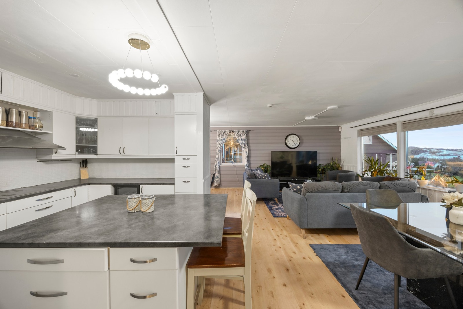 Stue, spisestue og kjøkken måler til sammen 51 kvm Galleribilde