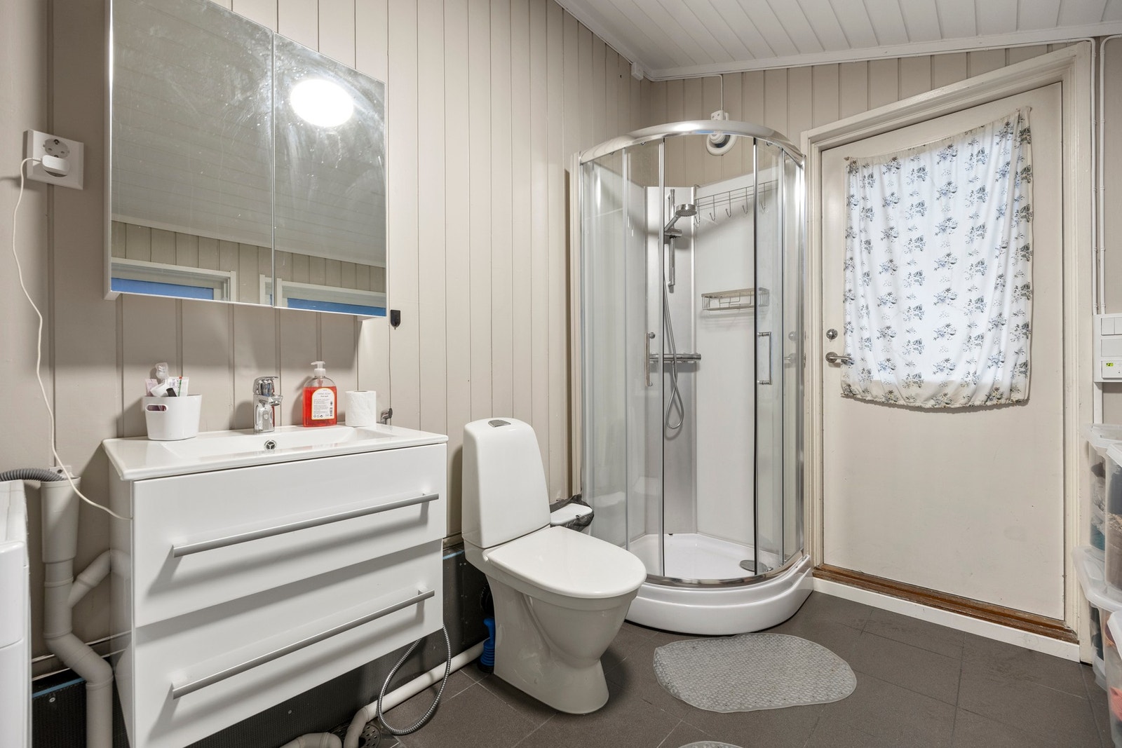 Bad/vaskerom - 7,5 kvm. Utstyrt med servantskap, dusjkabinett, toalett og opplegg for vaskemaskin Galleribilde