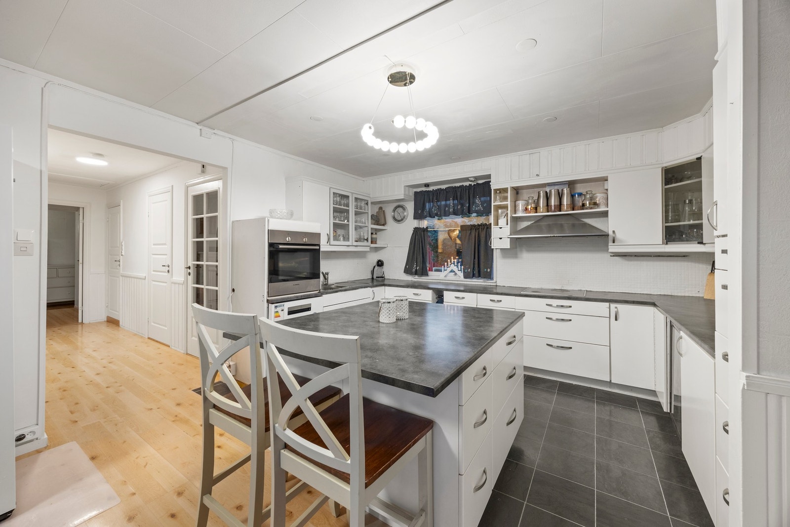 Praktisk kjøkkeninnredning med tilhørende kjøkkenøy! Galleribilde