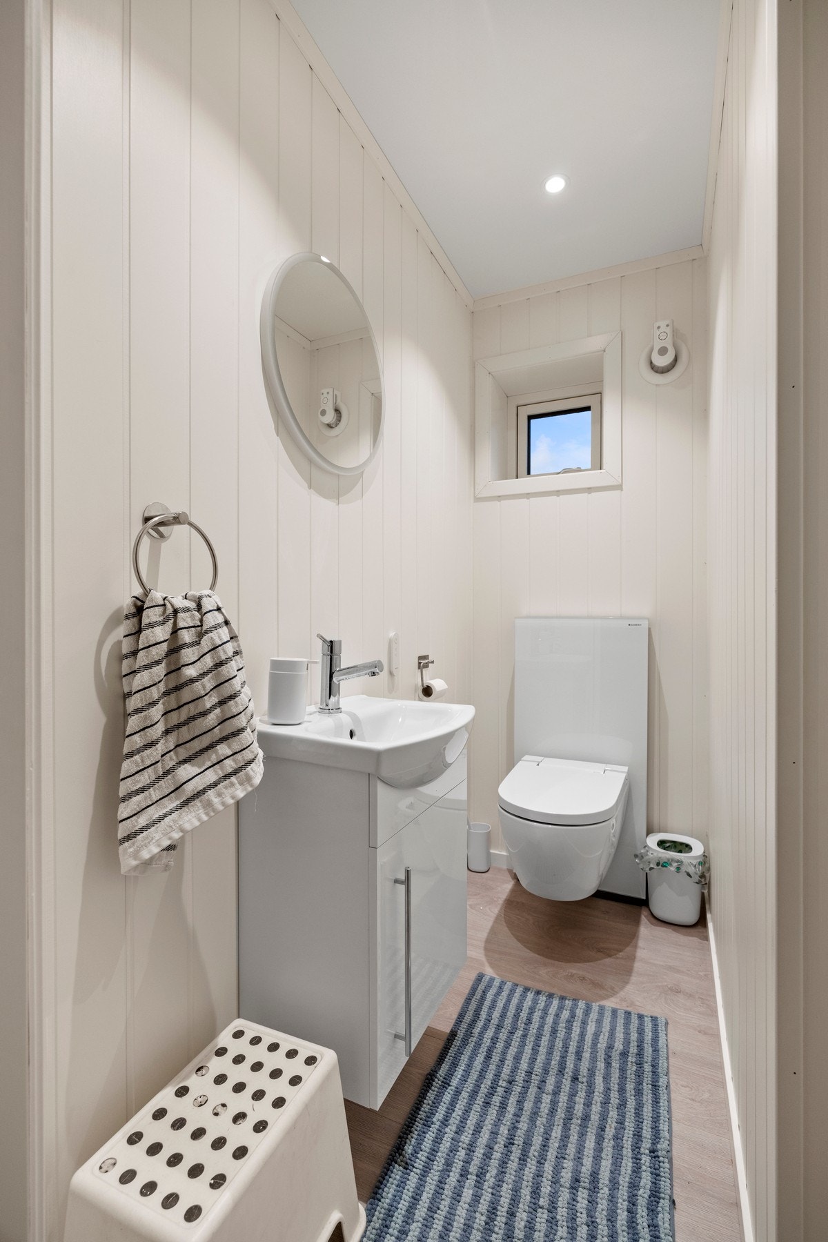 WC - 2 kvm. Utstyrt med vegghengt toalett og servantskap. Oppusset i 2025. Galleribilde