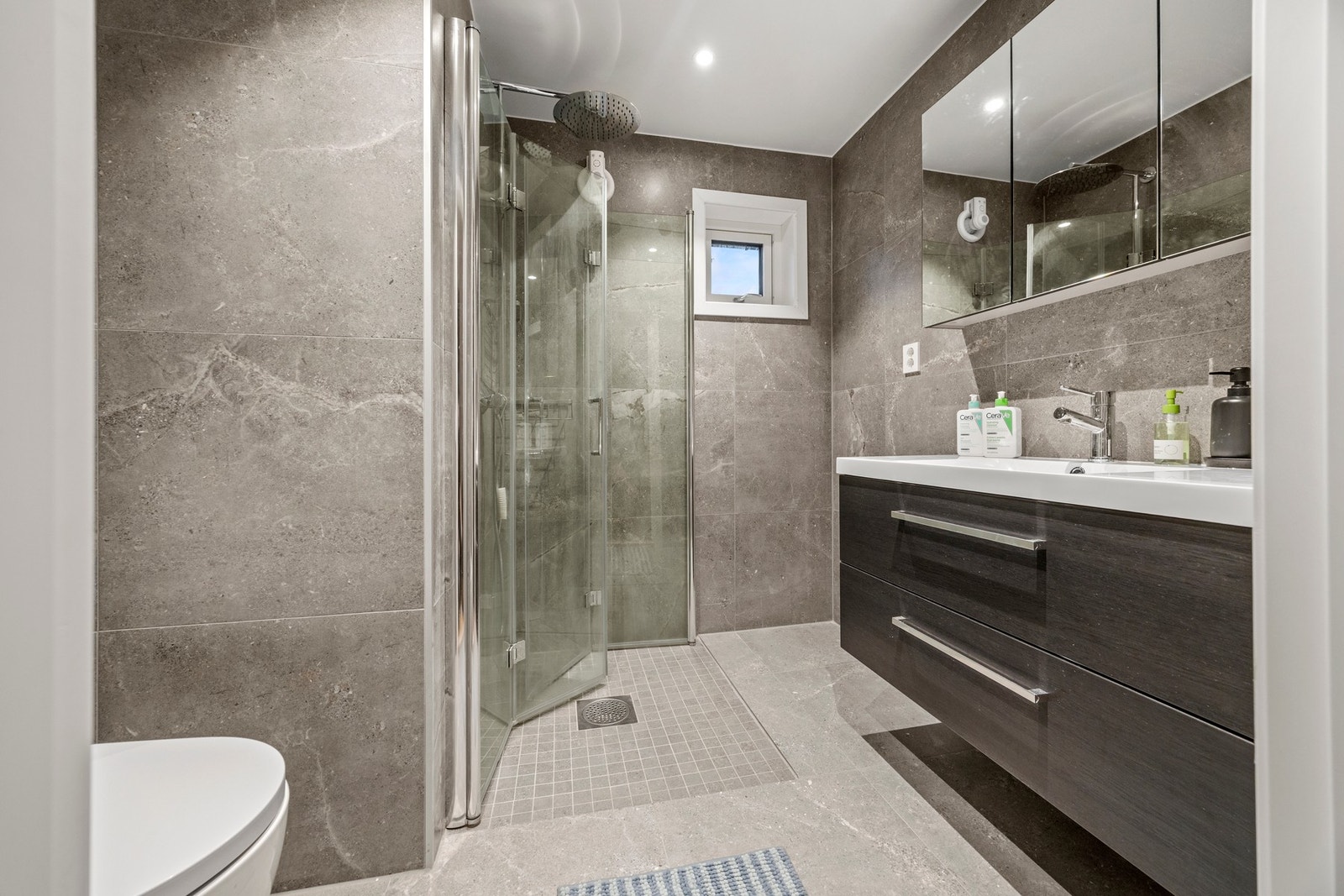 Bad - 4 kvm. Renovert i 2025. Lekre og tidsriktige flis- og materialvalg! Gulvvarme. Galleribilde