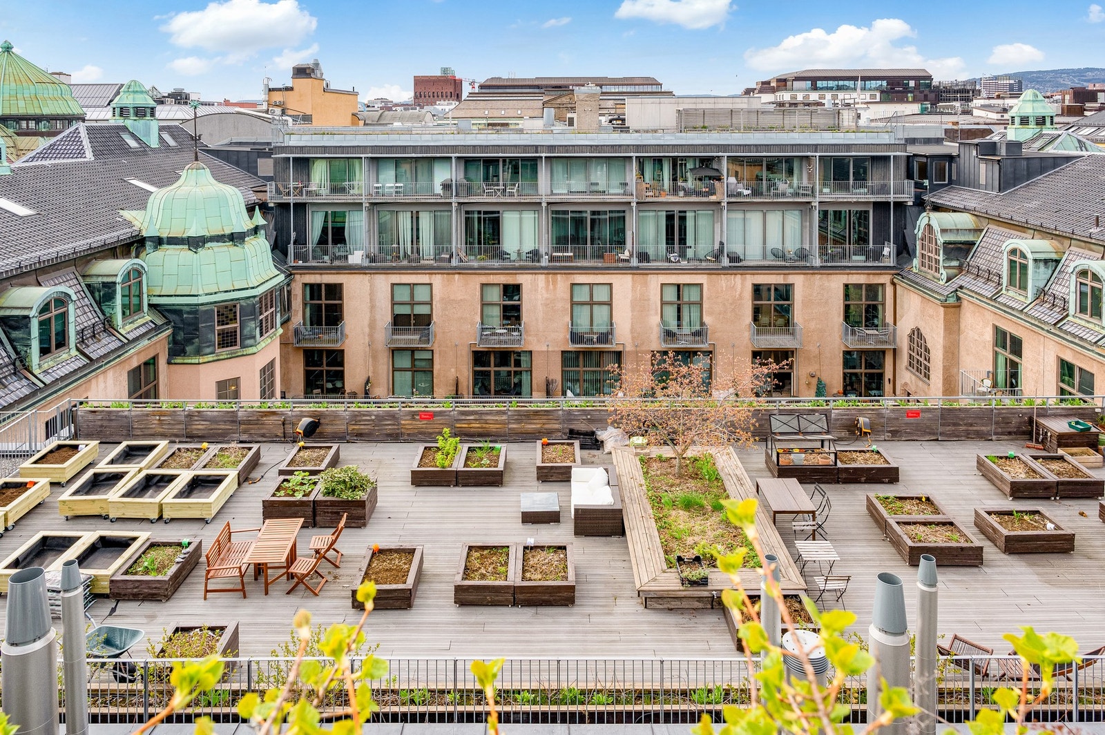 Takterrassen i 5. etasje er reservert beboere med hageparsell. Alle beboere får tilbud om leie av hageparsell hver vår. Galleribilde