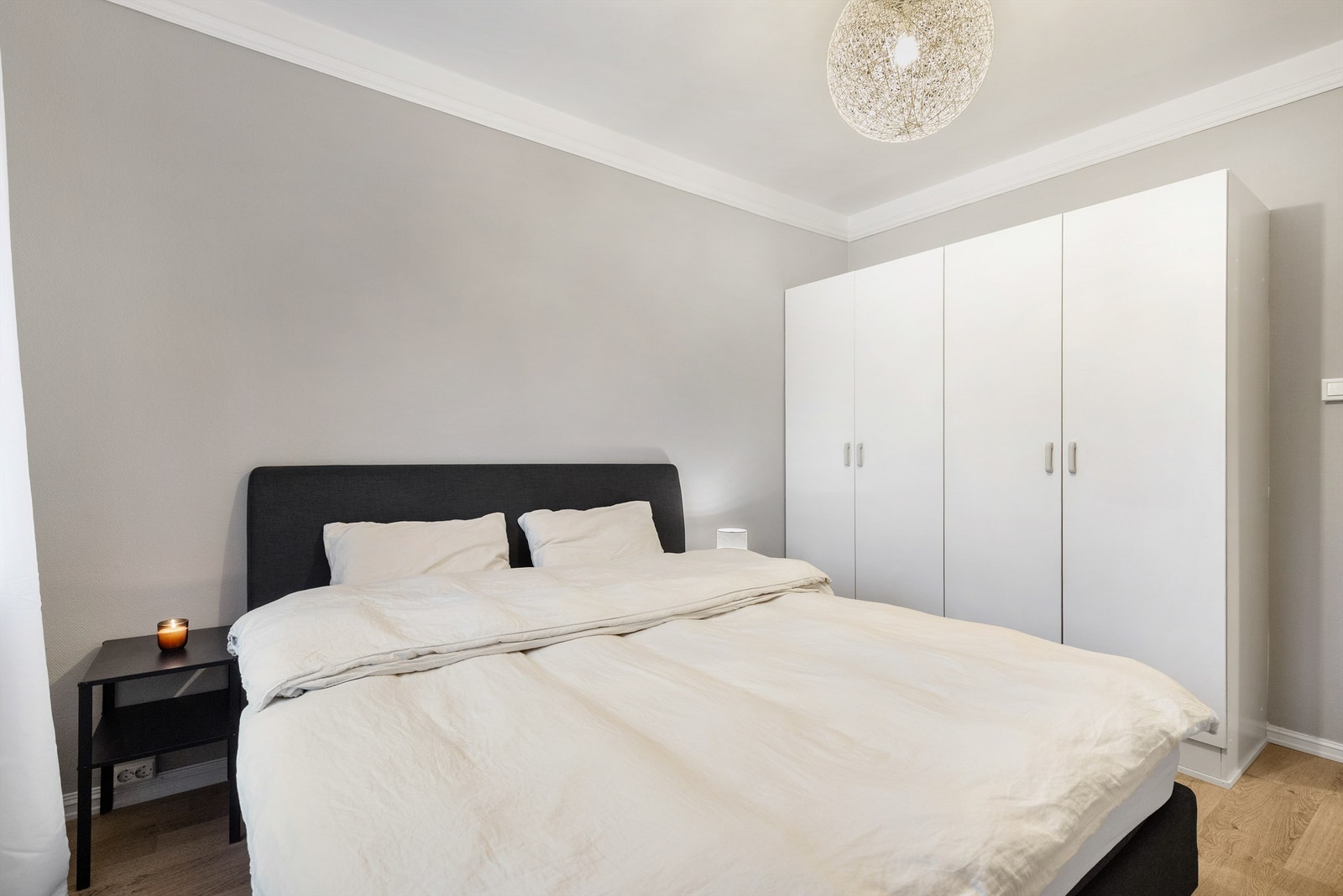 Det er også rikelig med oppbevaringsplass i en romslig garderobe. Galleribilde