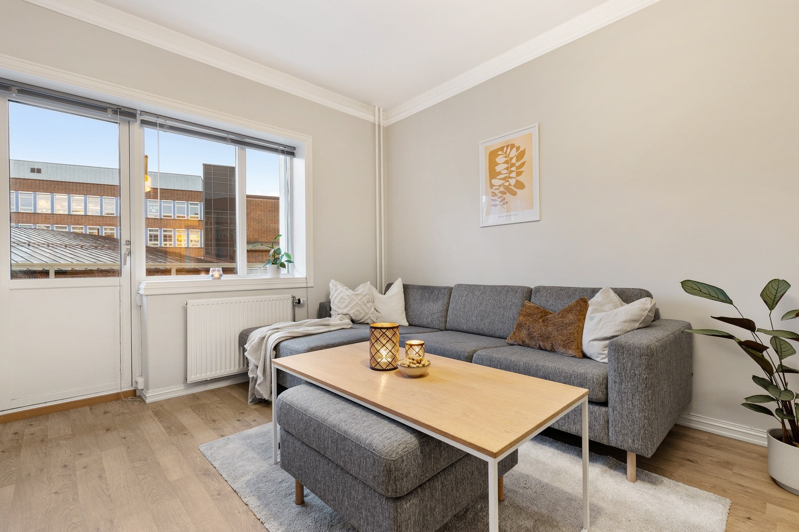 Det er rikelig med lysinnslipp fra store vindusflater som skaper en luftig romfølelse. Herfra kommer man ut til den sjarmerende balkongen. Galleribilde