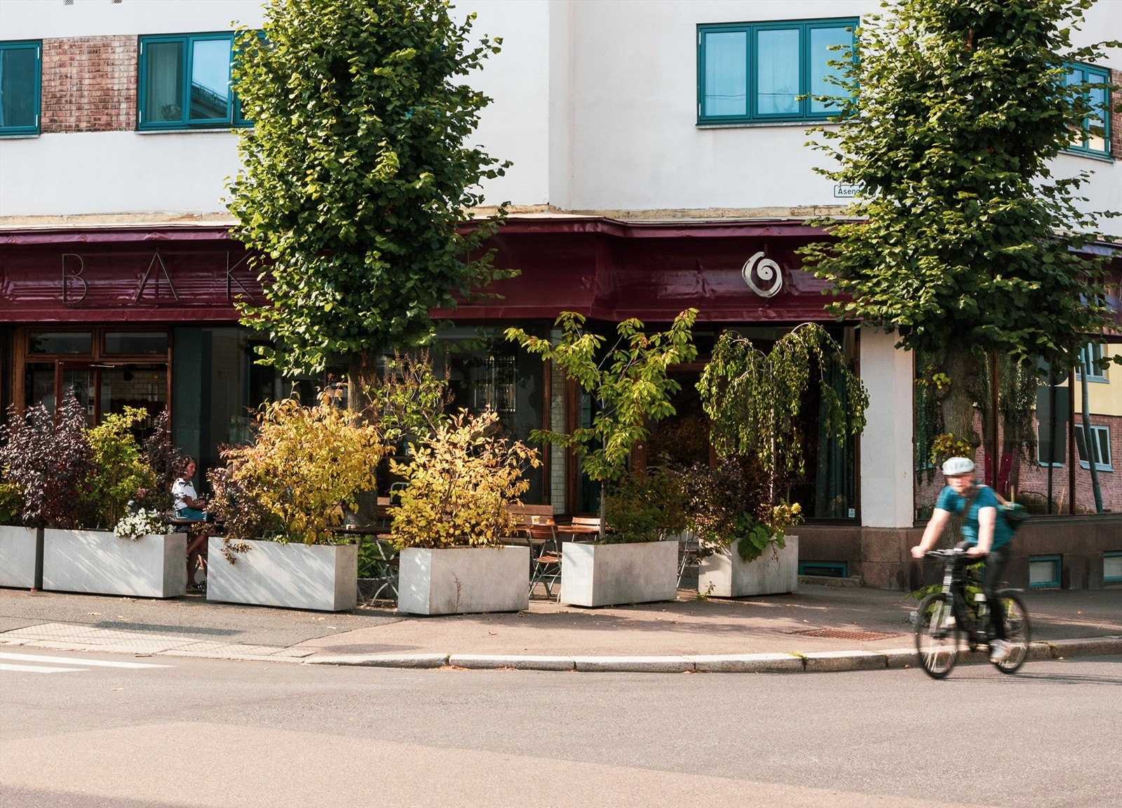 Åpent Bakeri Torshov med samme utseende på fasaden som i 1920. Kafeen har en lun stemning, og når bakeriet stenger åpner en pizzarestaurant. Pizzarestauranten drives under navnet Lofthus samvirkelag. Galleribilde