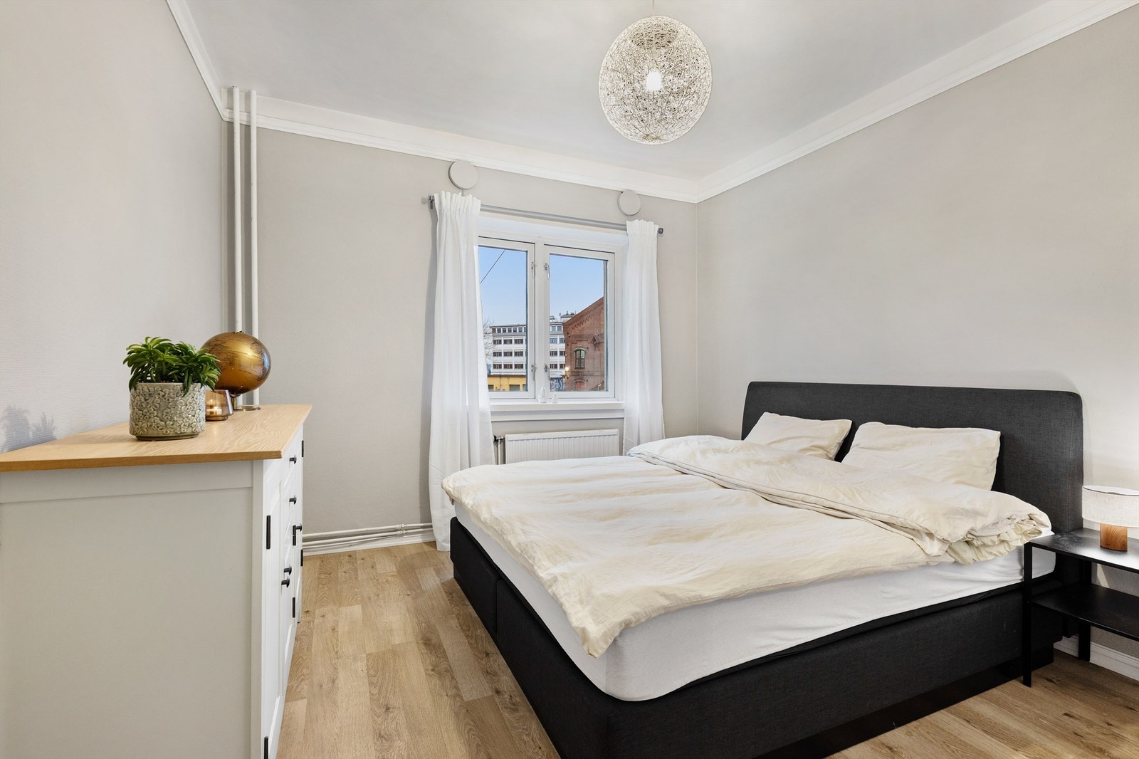 Soverommet er av god størrelse med plass til dobbeltseng, tilhørende nattbord og kommode. Galleribilde