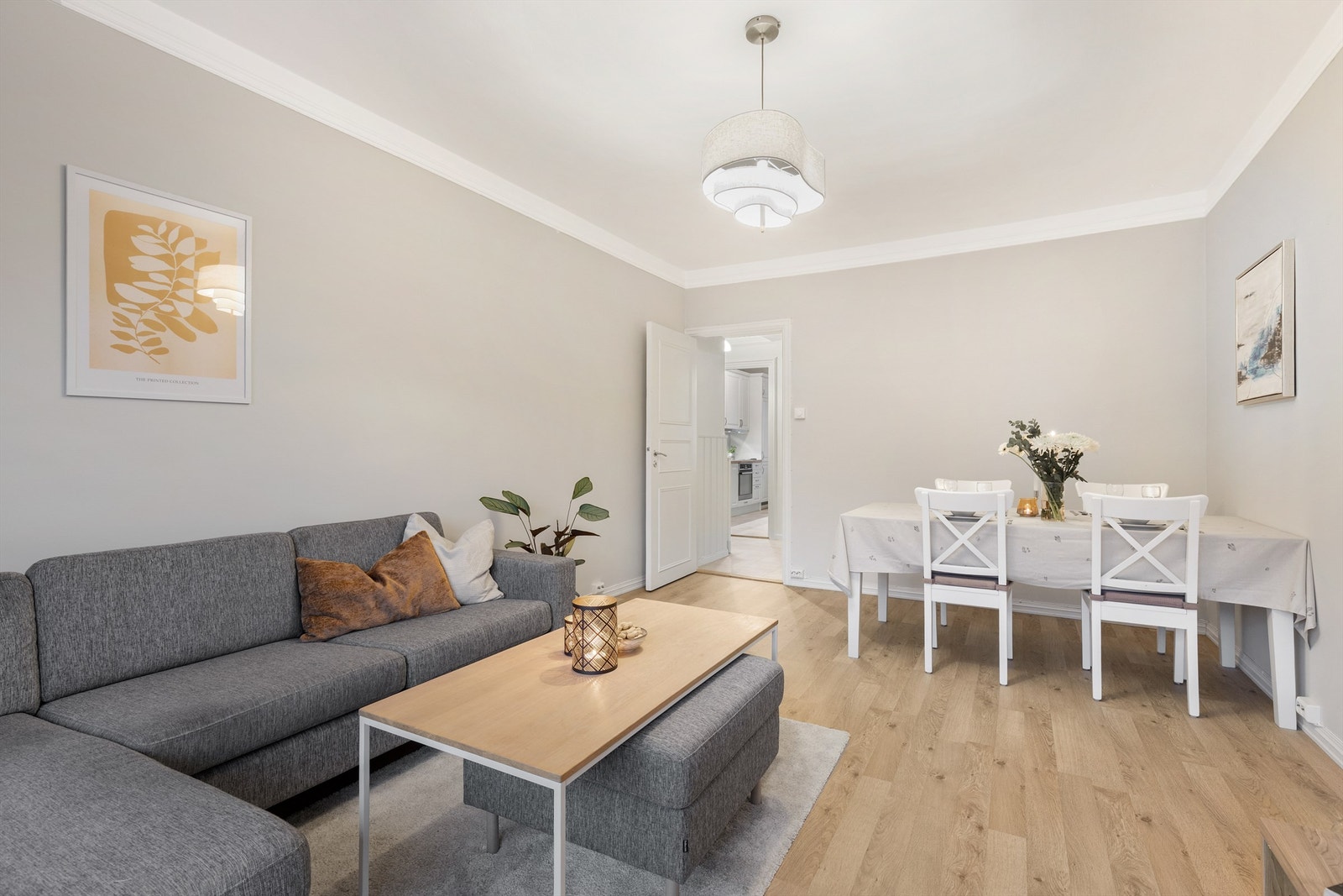 Stuen er av god størrelse med plass til sofa, salongbord og TV-seksjon. Galleribilde