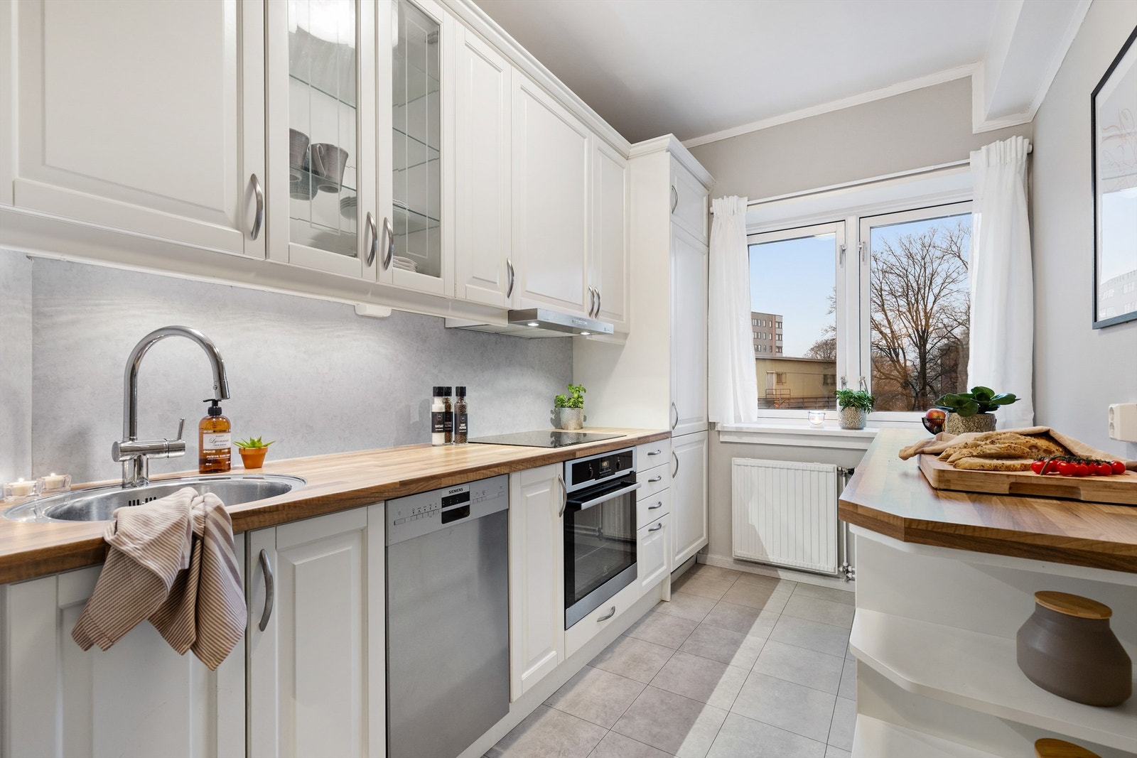 Kjøkkenet er holdt i en separat sone og er for mange det viktigste rommet i boligen. Galleribilde