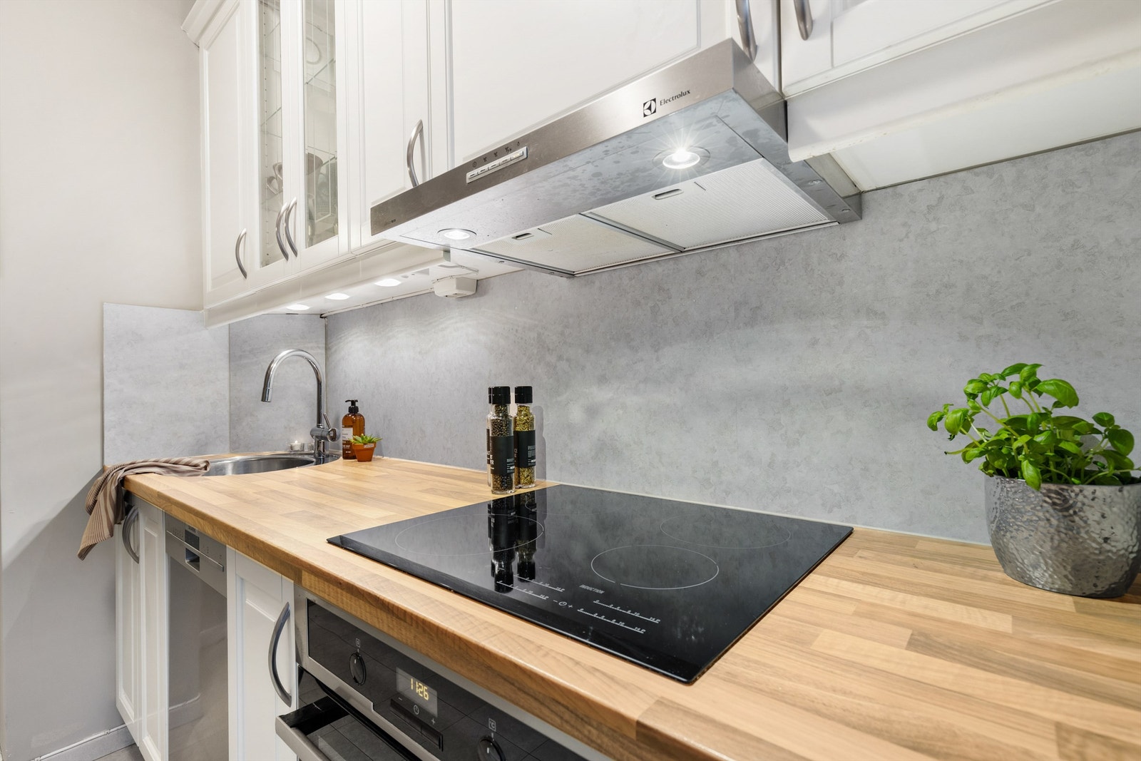 Det er rikelig med oppbevaringsplass i skuffer og skap, og den store benkeplaten gjør det enkelt å tilberede gode måltider. Galleribilde