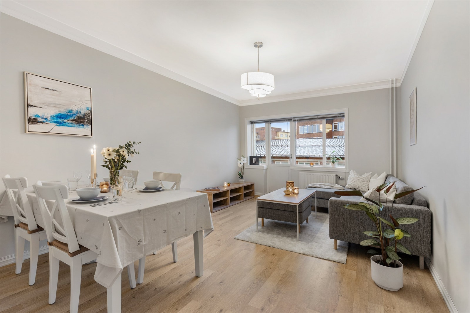 Det er også en naturlig plass å møblere med et spisebord. Galleribilde