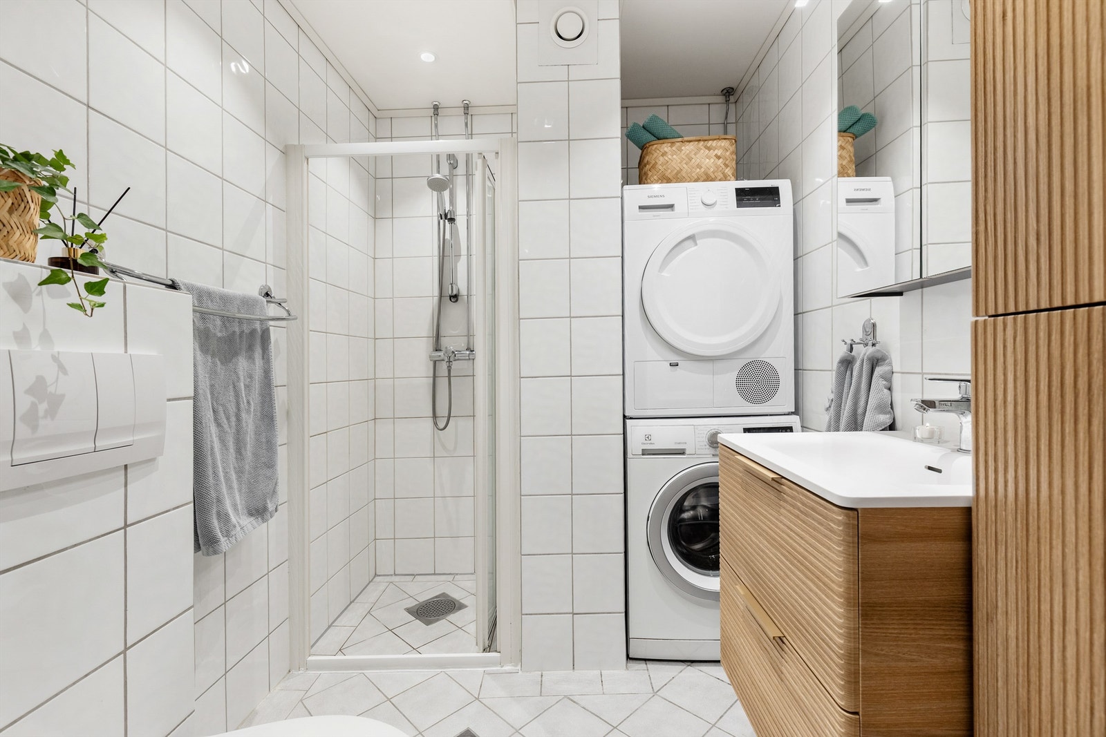 Badet er pent flislagt på gulv og vegger med elektrisk gulvvarme. Galleribilde