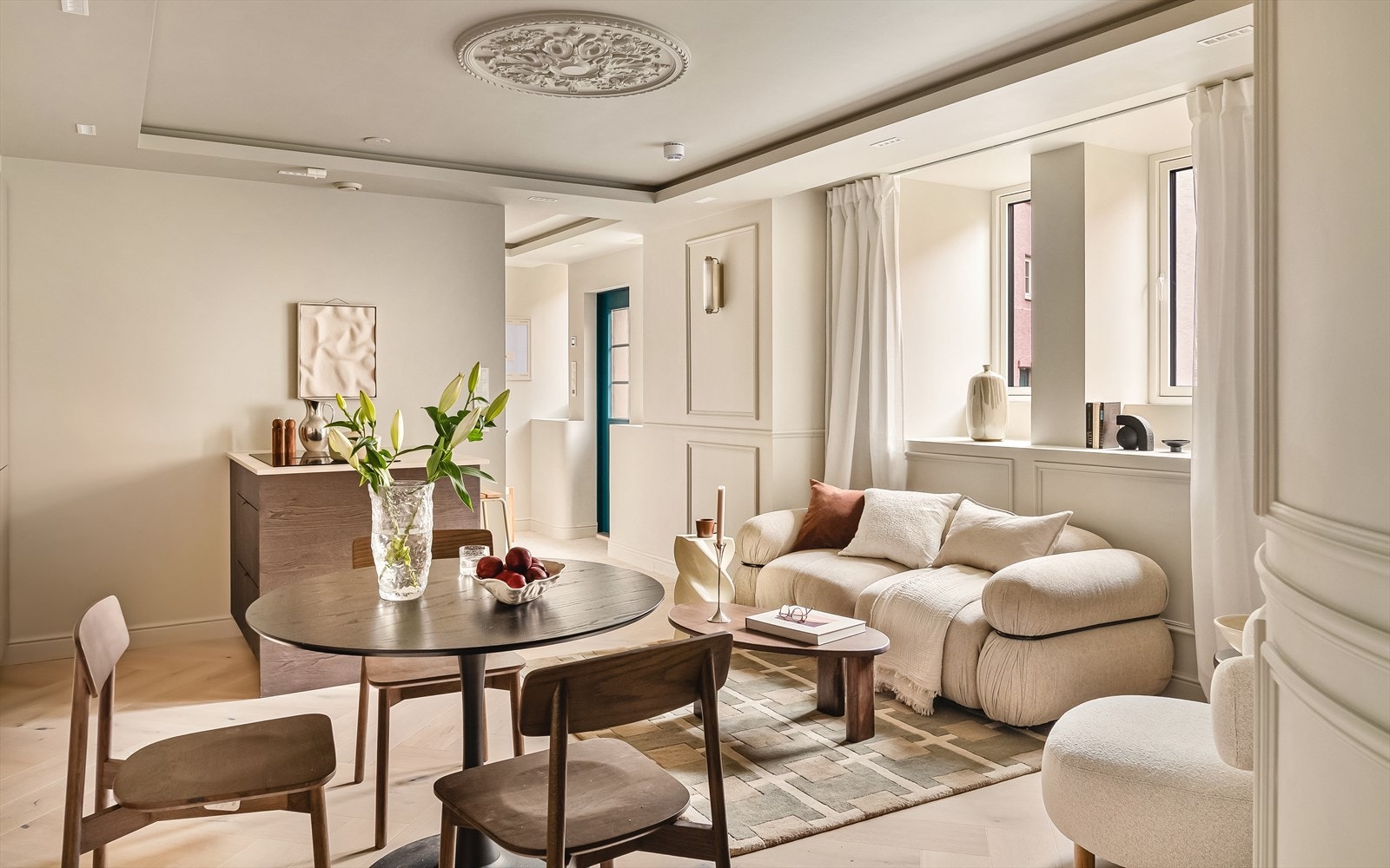 God belysning, brystningspanel, stukkatur og fiskebeinsparkett. Her får du alt du vil ha, og litt til. Galleribilde