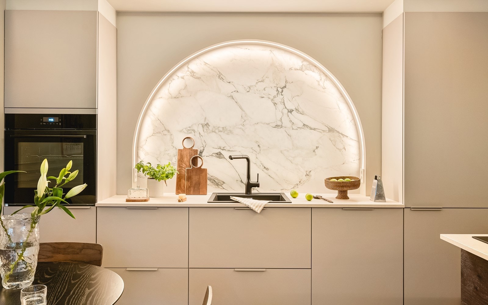 Italiensk flis fra Modena bak vasken. Denne kalles marmorlook calacattamarmorlook calacatta. Galleribilde