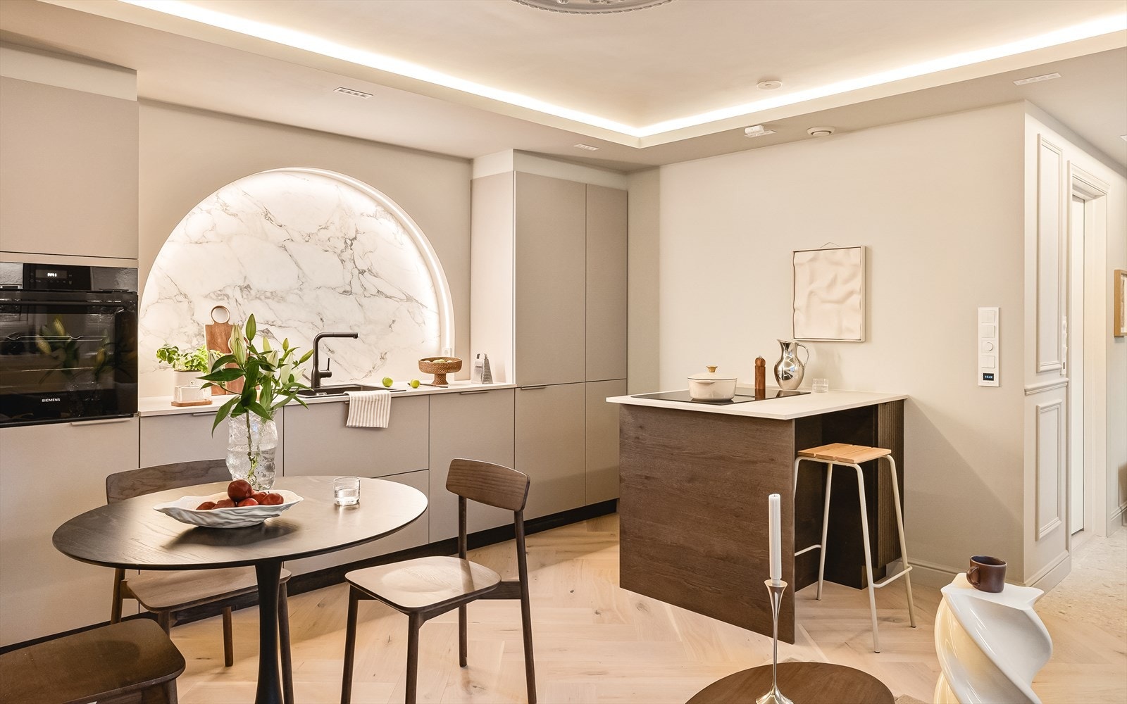 Det er lagt opp til taklampe over kjøkkenøy og i hjørnet i stuen. Det er kontakter i taket, og egne brytere for disse. Galleribilde