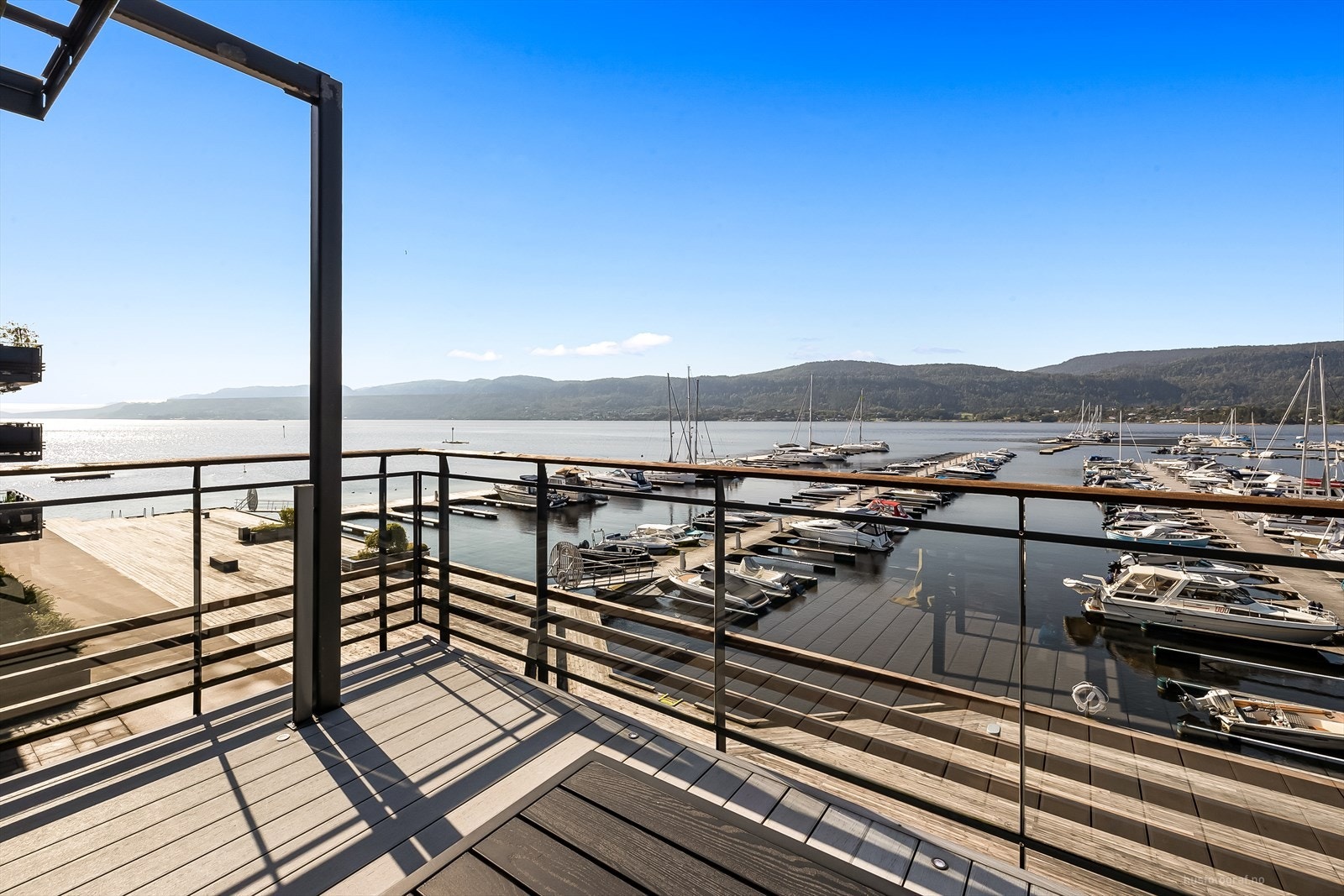 Flott utsikt utover fjorden. Det er også en praktisk uttrekkbar levegg. Galleribilde