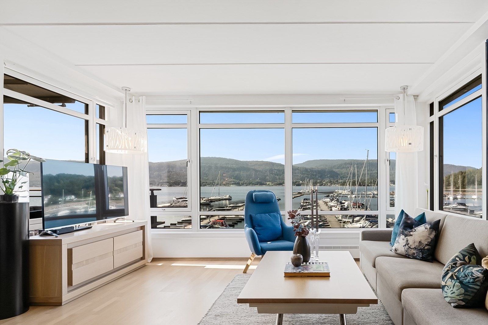 Det er meget flott utsikt fra hele stue og kjøkken! Galleribilde