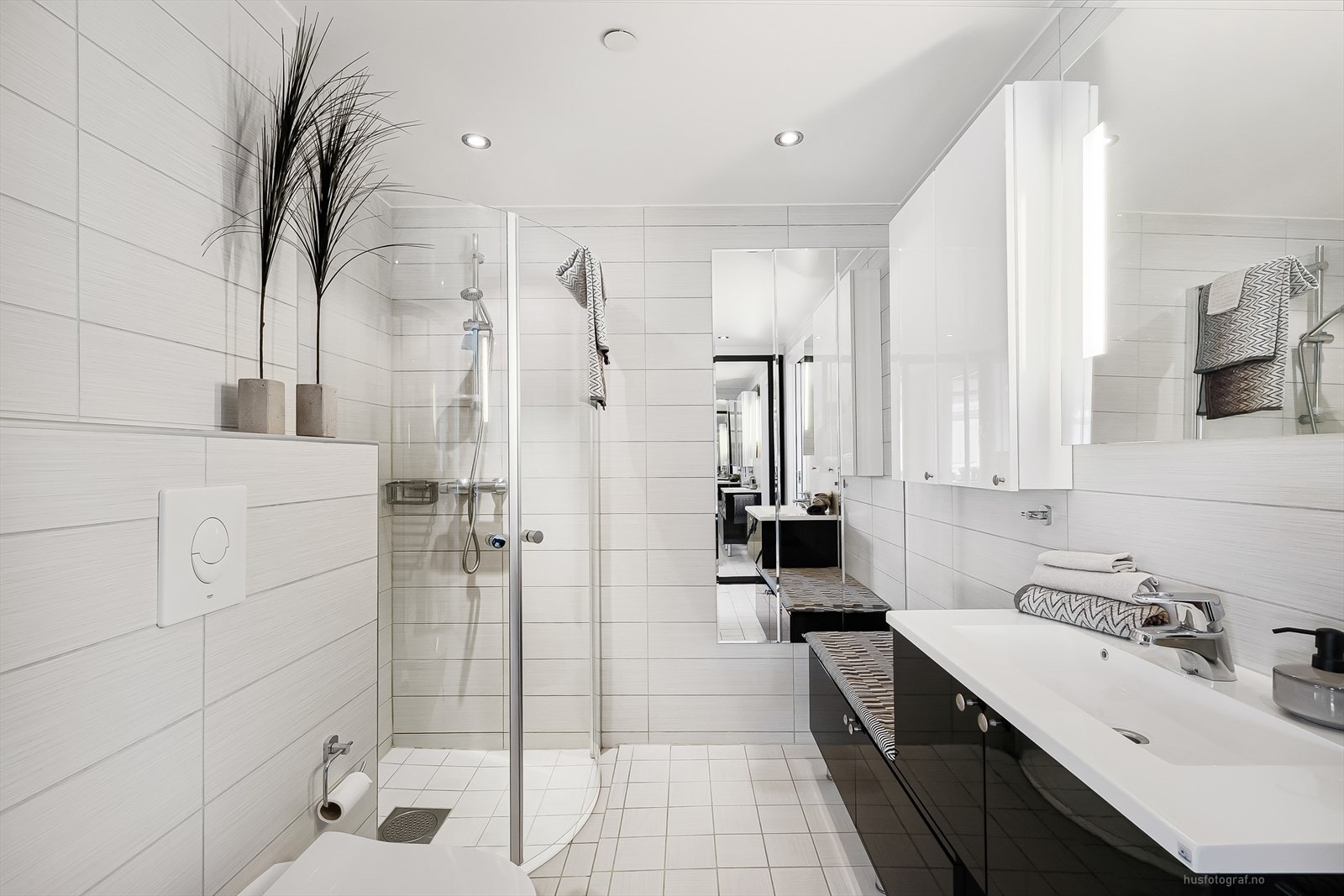 Flislagt bad med dusjhjørne Galleribilde