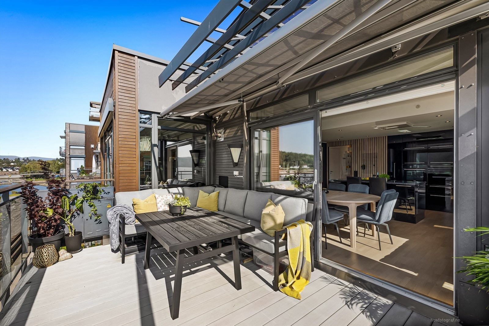 Sjarmerende endeleilighet med terrasse og fantastisk utsikt ut over sjøen. Galleribilde