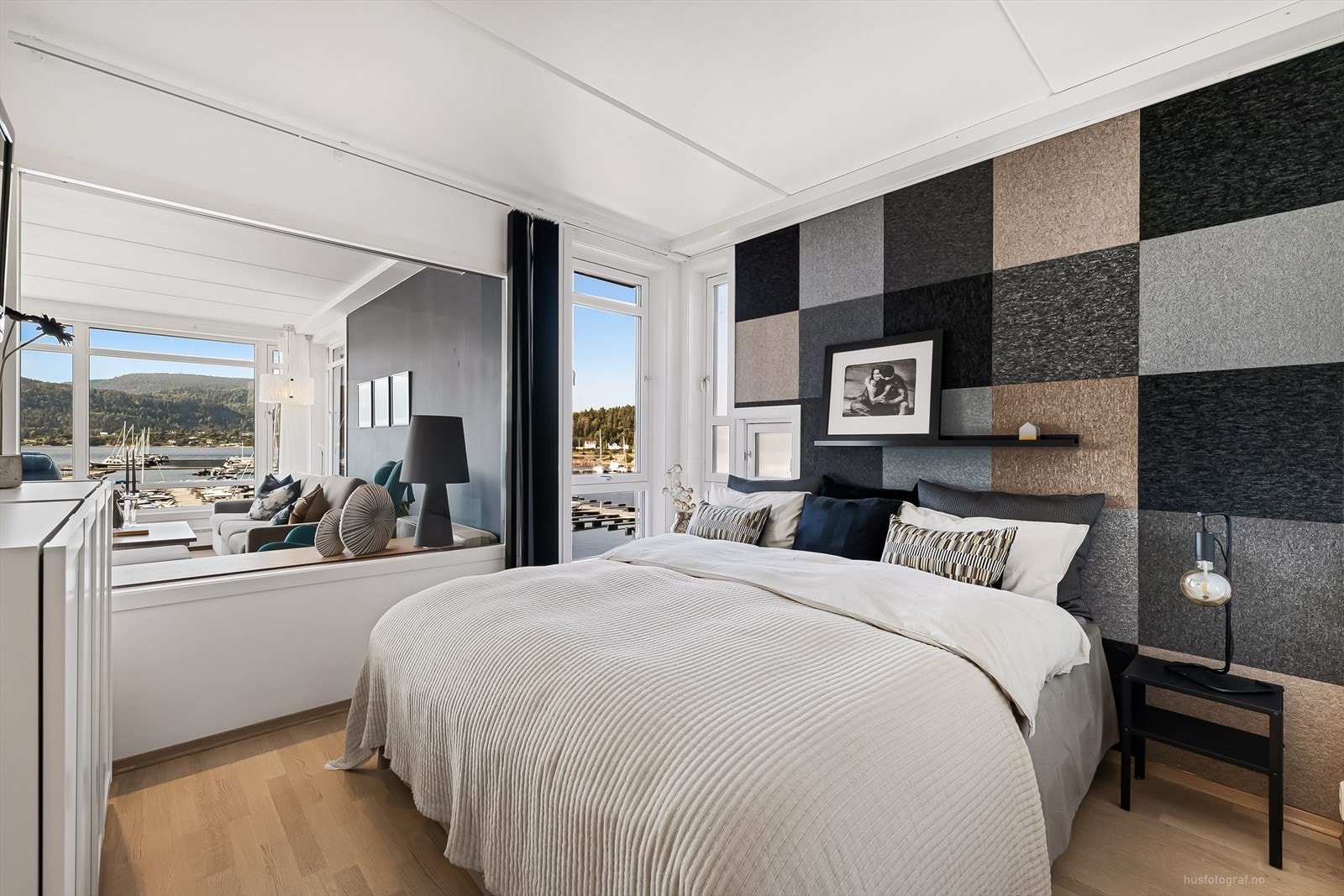 Lyst og romslig hovedsoverom med vindu inn mot stuen - gir ekstra utsikt, lys og en åpen følelse i leiligheten. Med lamellgardiner får man det mørkt. (Dette kan man også tette helt igjen dersom ønskelig) Galleribilde