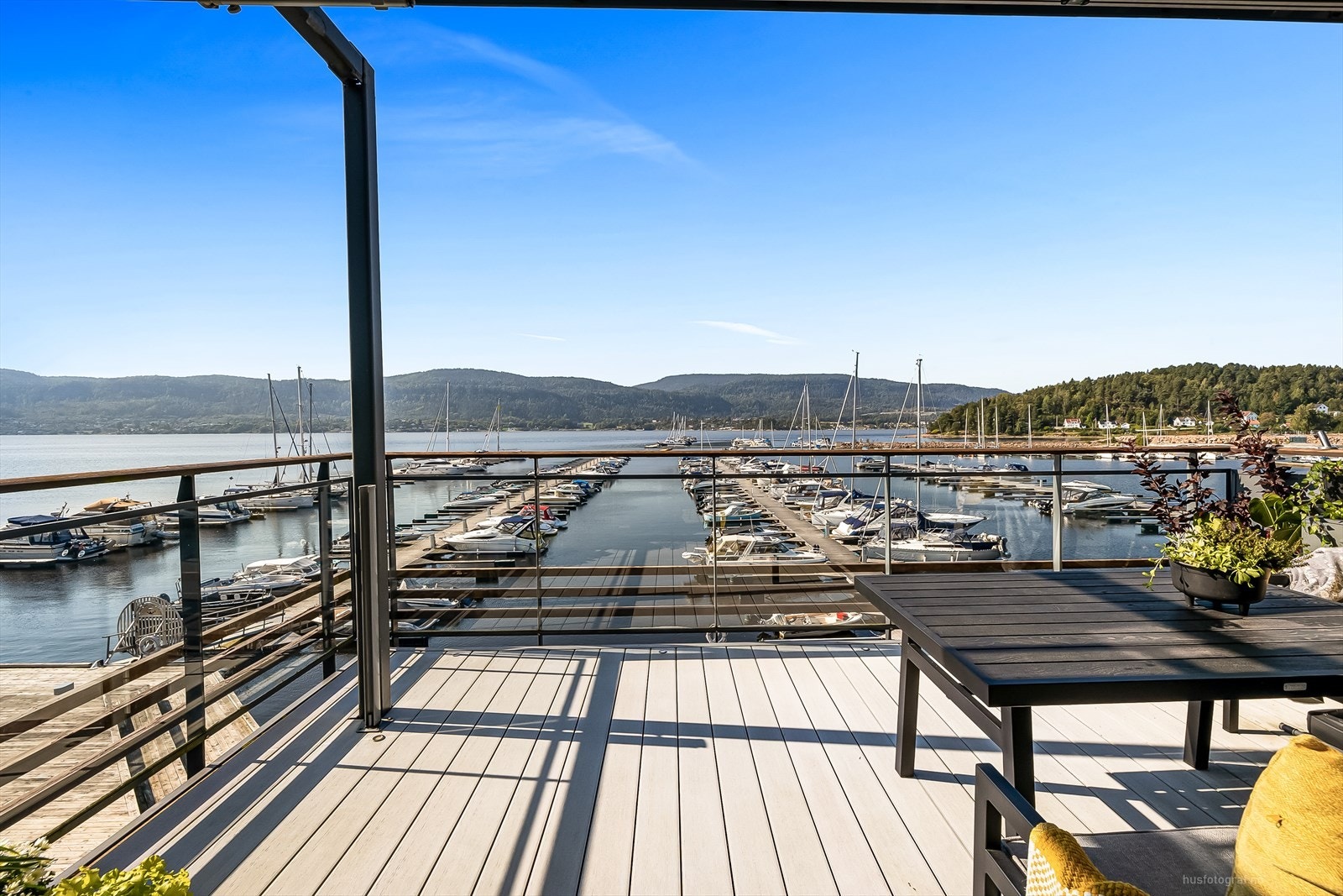 Flott terrasse på hele 15 kvm med sol hele dagen til den går ned mist på sommeren ca kl 2230! Galleribilde