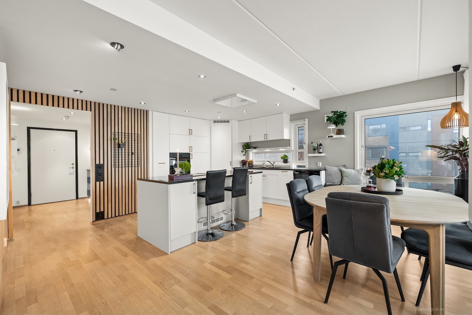 Lekkert kjøkken med kjøkkenøy og god plass til spisebord! Nye fronter på kjøkken i 2025 og nymalte vegger. Galleribilde