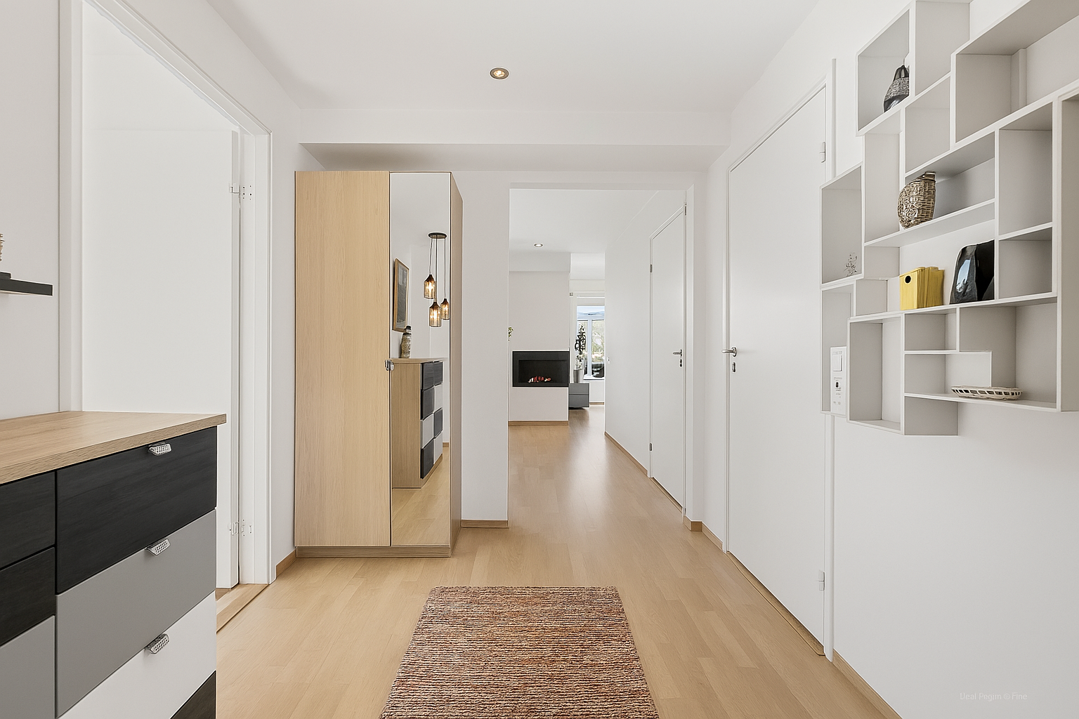 God plass til garderobeskap og kommode i entréen Galleribilde