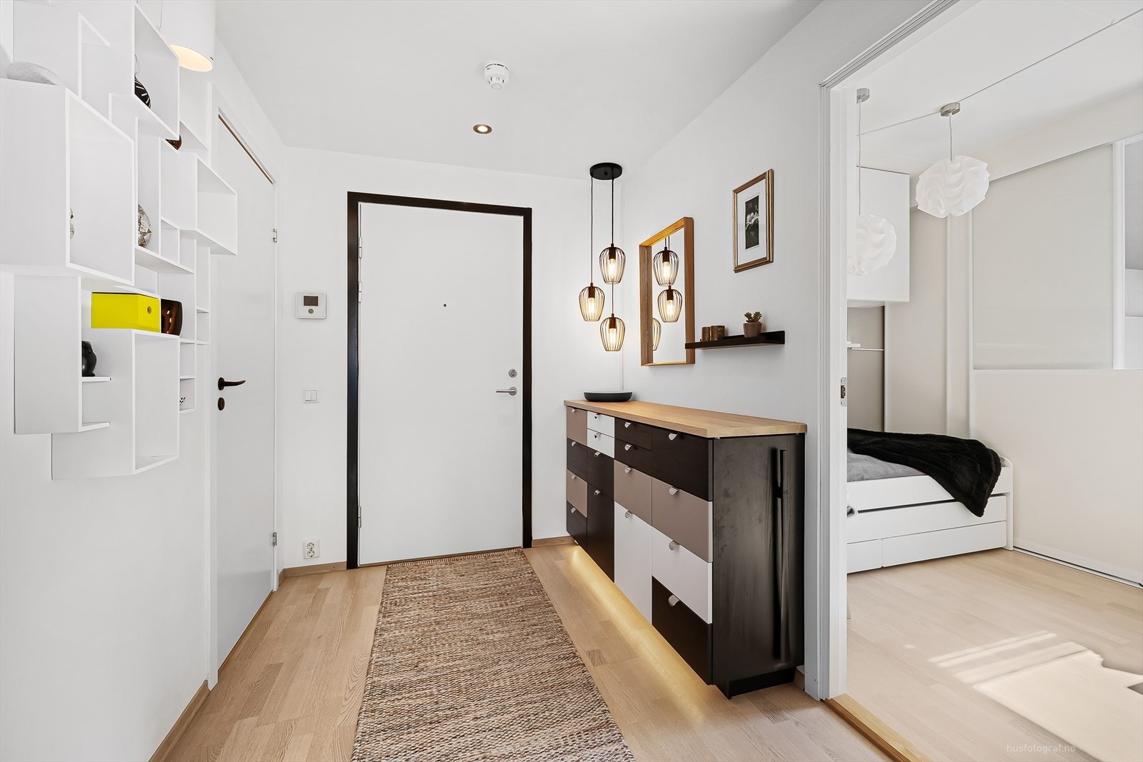 I gangen er det god plass for garderobeskap. Det er dørcalling med video og fjernåpner samt heis til alle plan. Downlights i himling. Galleribilde