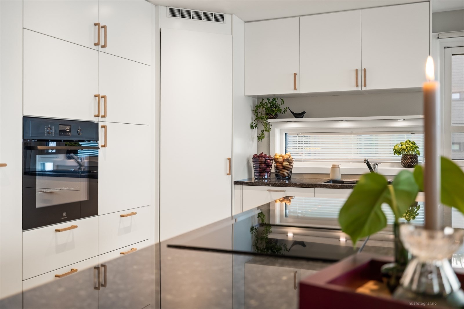 Leiligheten har et stilig, topp moderne, lekkert kjøkken med nye flotte fronter pg stekeovn i 2025. Flere gode løsninger som og integrert kjølehjørne, platetopp med ventilator og deler av innredningen har også sokkelskuffer for smart oppbevaring. Galleribilde