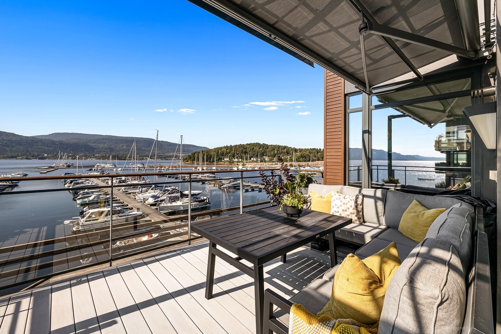 På terrassen er det montert elektrisk markise som effektivt skjermer for solen. På terrassen kan man nyte svært gode solforhold på dagtid og utover kvelden på solrike dager. Galleribilde