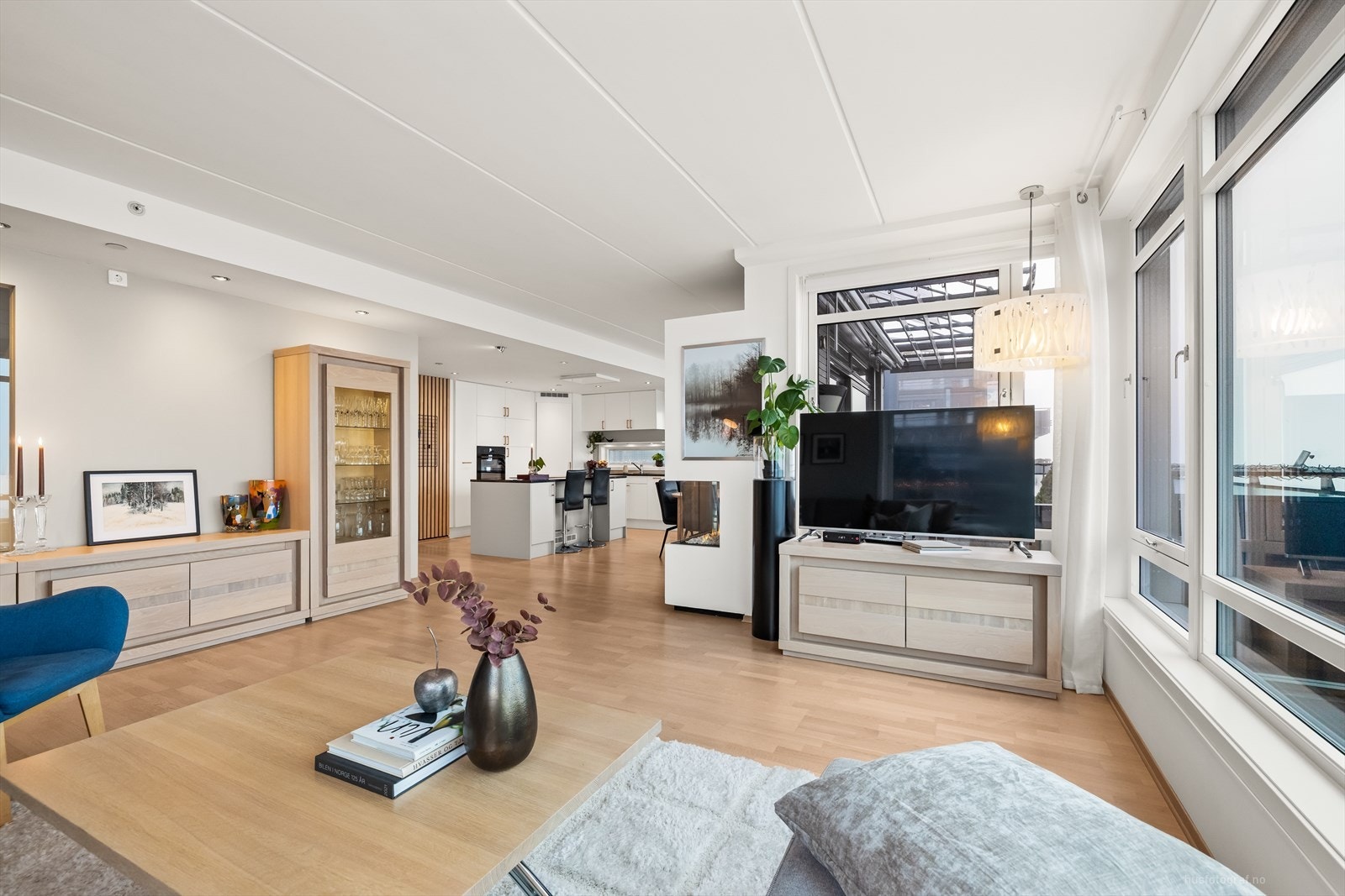 Leiligheten er lys, moderne med parkett på gulv og glatte overflater i moderne fargetoner. Stuen er nymalt i 2025. Galleribilde