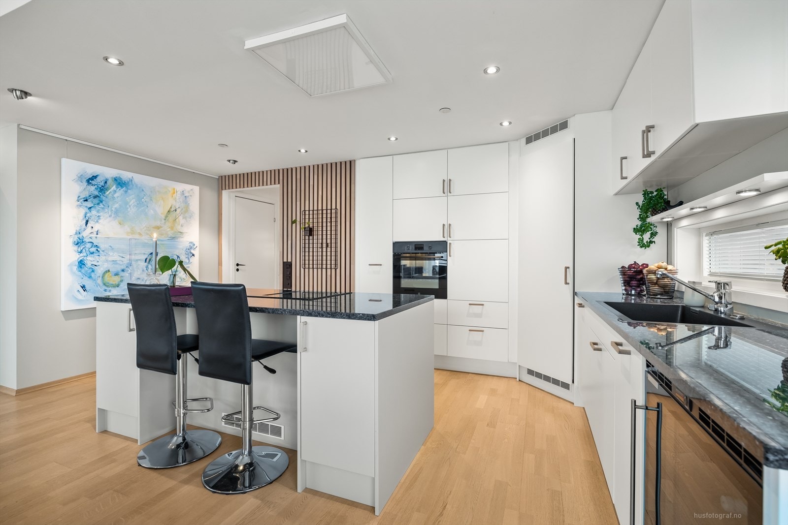 Praktisk og fin kjøkkenøy med plass til barstoler. Galleribilde