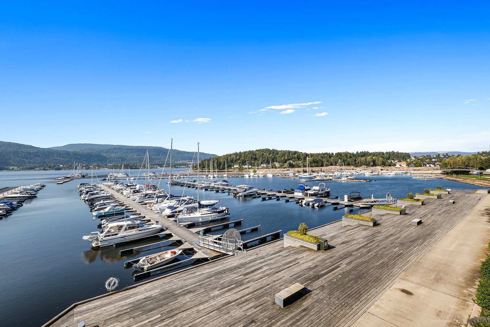 Det er også mulig å kjøpe med båtplass som ligger rett utenfor leiligheten! Galleribilde