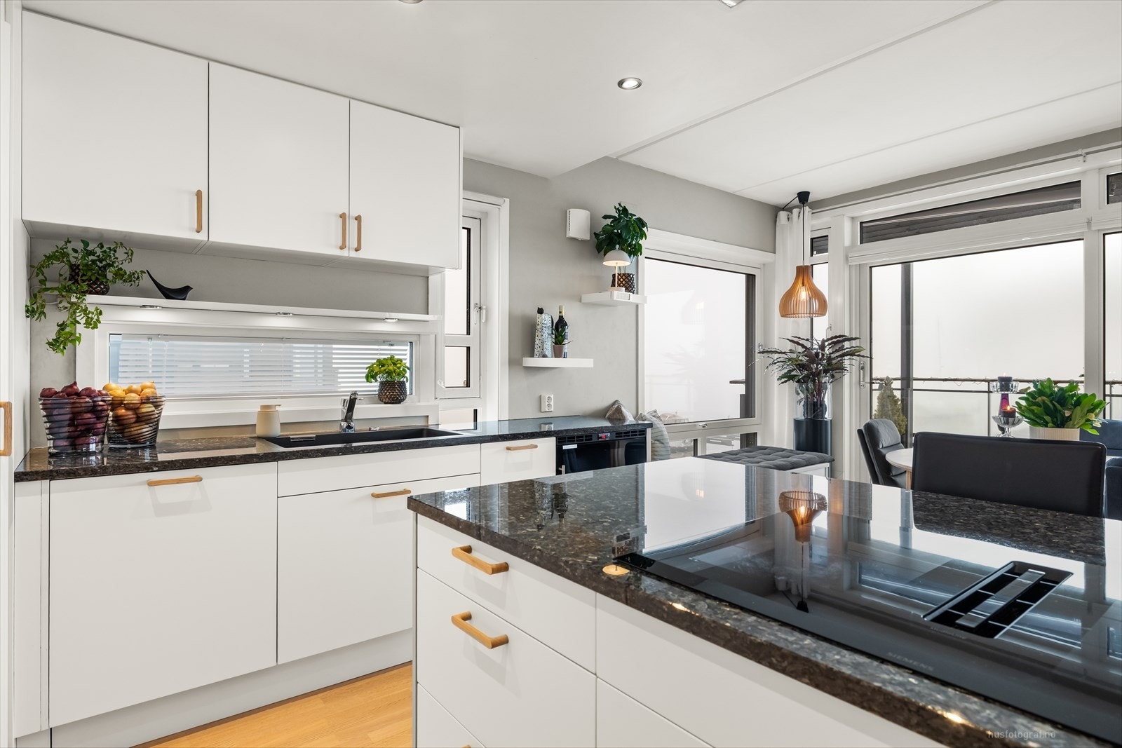 Her er det nok med benke- og skapplass. Benkeplaten er av den eksklusive larvikittstein. Galleribilde