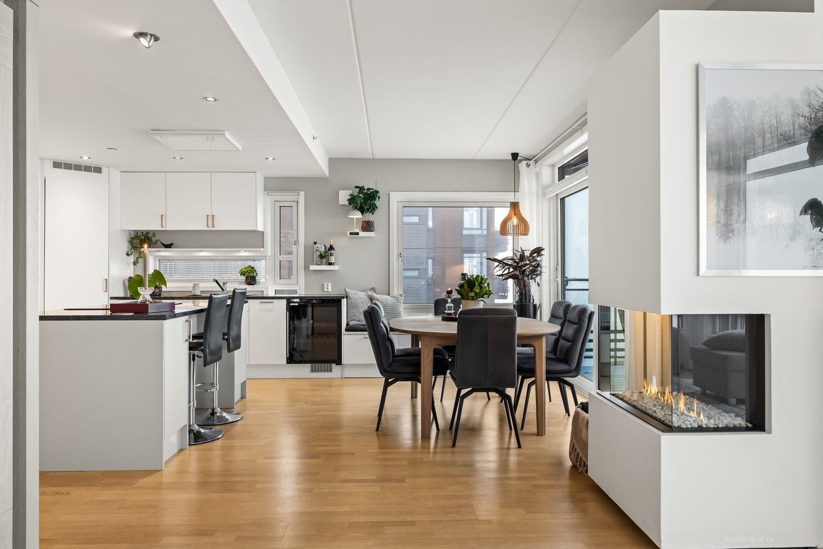 Boligen holder en meget god standard med blant annet en nyere stemningsfull gass peis i stue/spisestue/kjøkken. Galleribilde