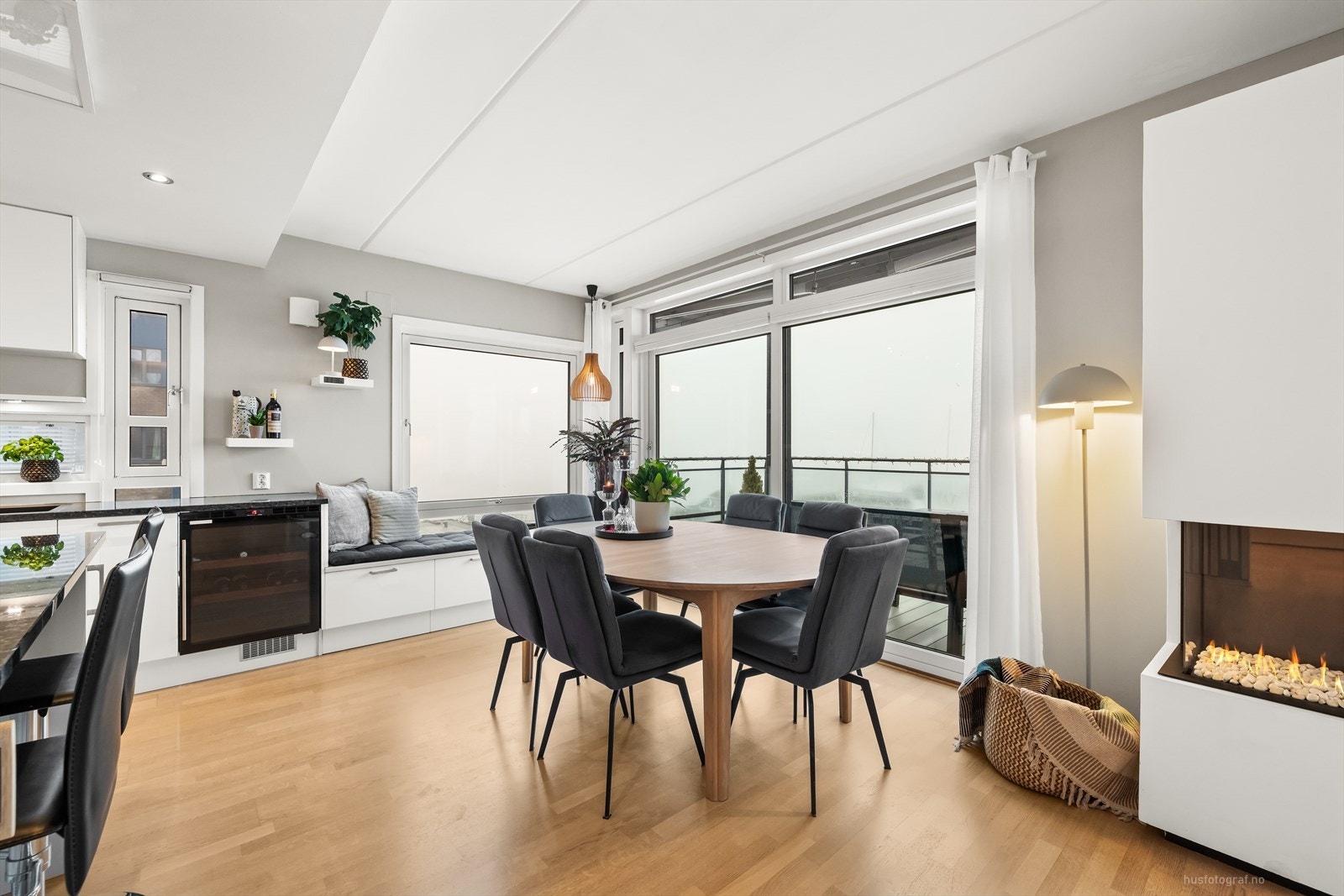 Fra spisestuen kan man nyte fantastisk utsikt. Det er montert utvendig elektrisk solskjerming på flere vinduer. Galleribilde