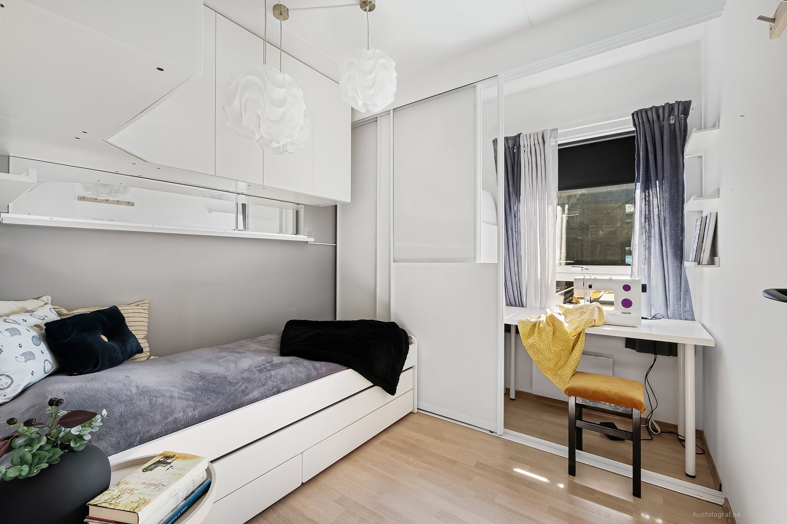 Soverom 2 med flere smarte løsninger. En skyvedør skjuler "syplassen" eller kontoret. Og med skap på vegg får mann full utnyttelse av rommet. Galleribilde