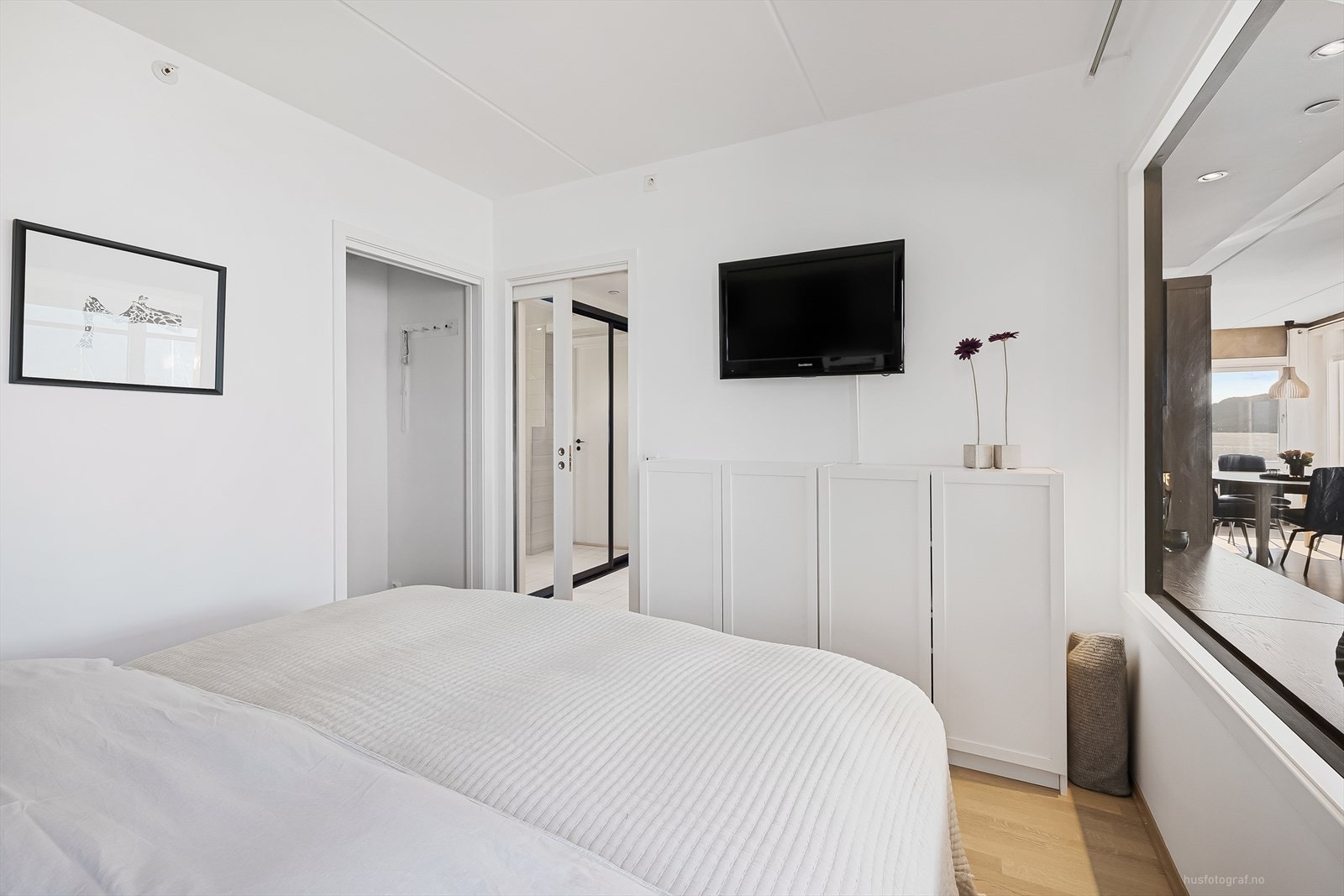 Fra hovedsoverom er det adkomst til garderobe/bod. Galleribilde