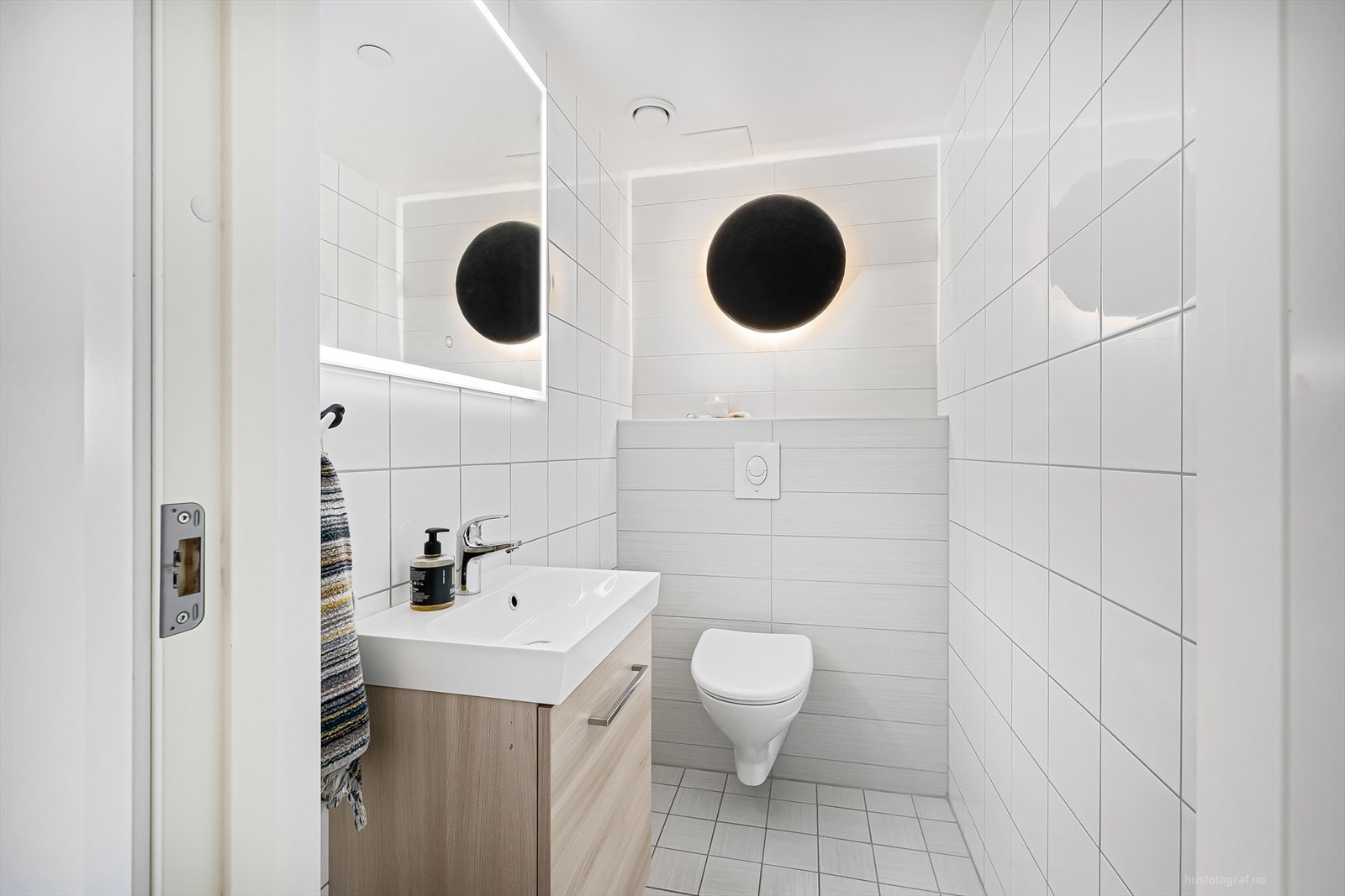 Pent flislagt toalettrom/gjestebad. Galleribilde