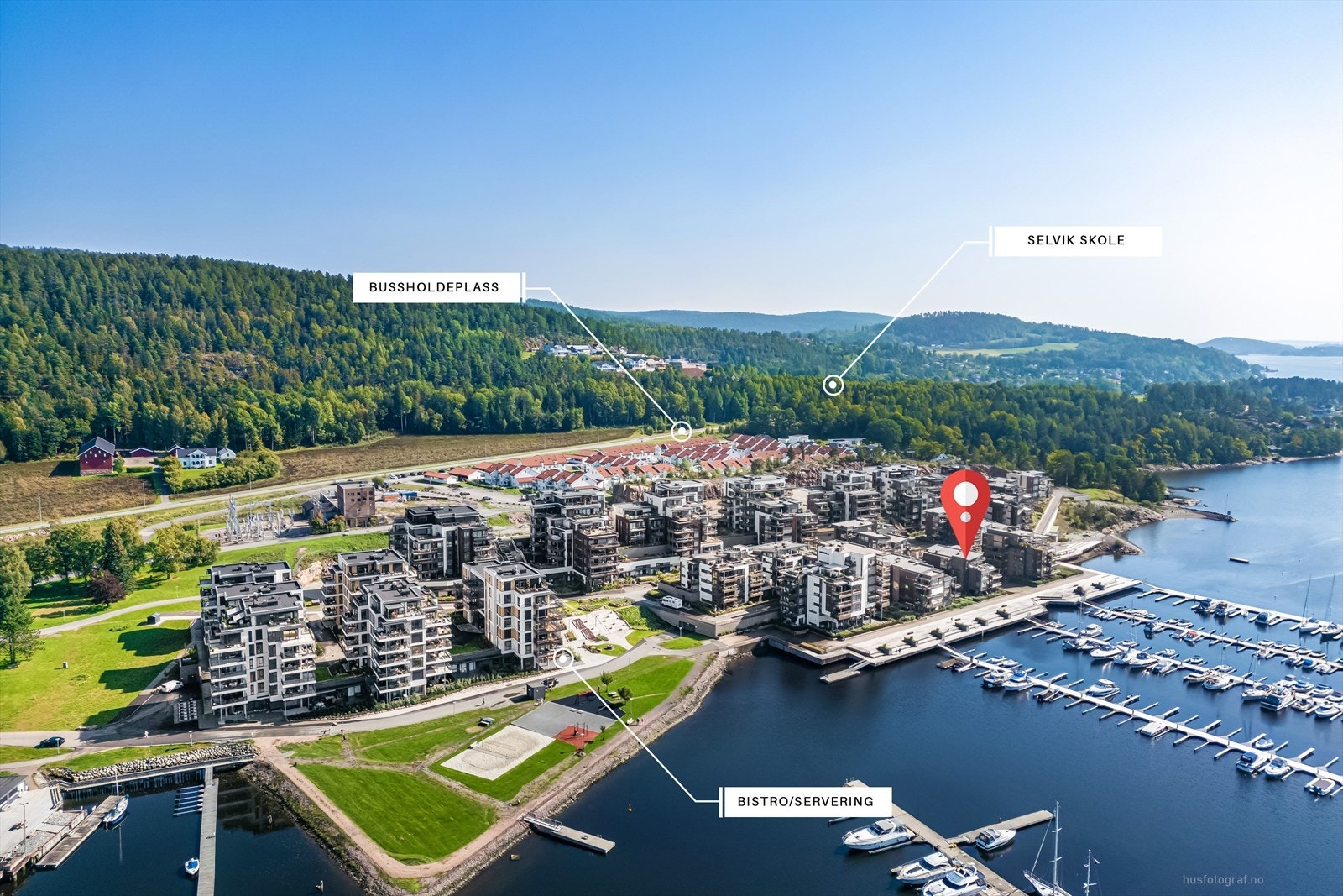 Med båt er det få minutters tur ut i skjærgården som har flere øyer og badestrender; Holmestrand ligger da ca. 10 minutter unna. Galleribilde