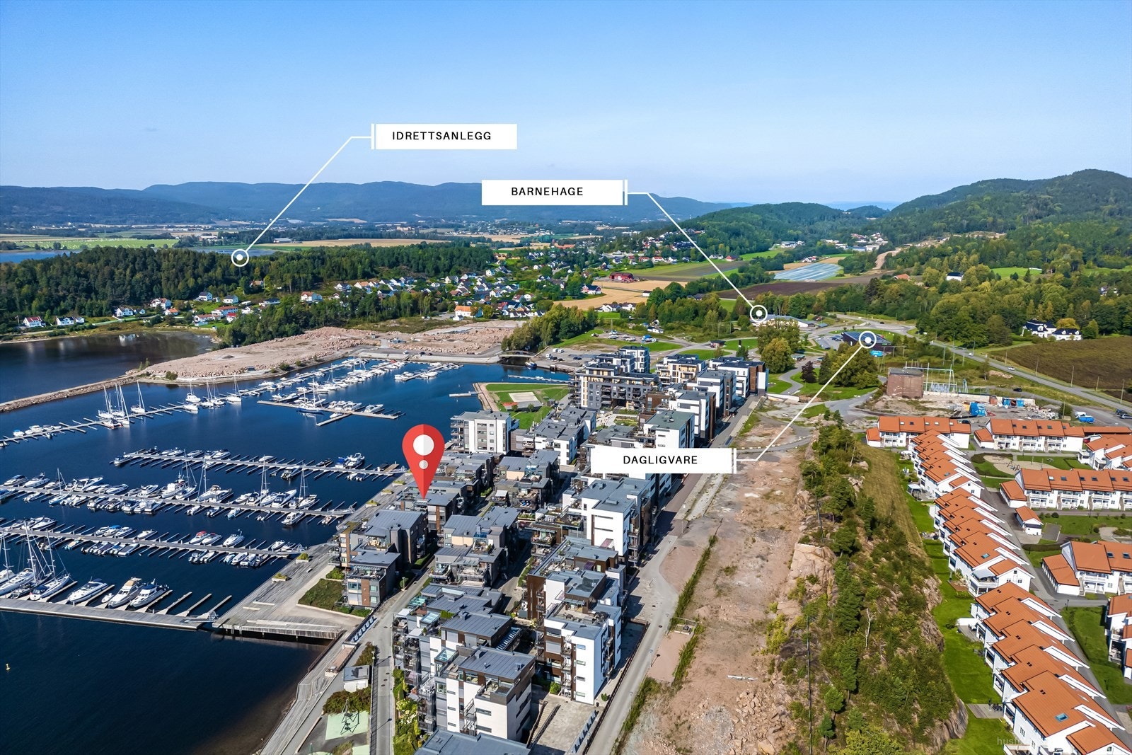 Kort gangavstand til både dagligvare, barnehage, idrettsanlegg og den flotte kyststien med fine turmuligheter. Galleribilde