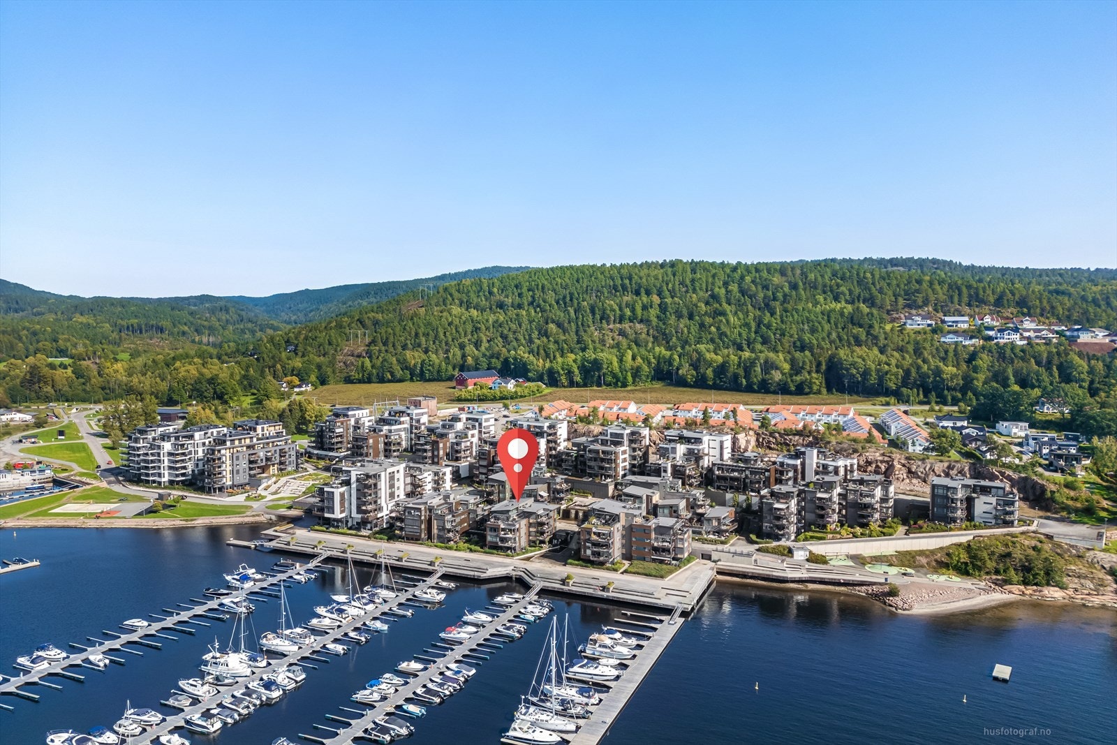Det er maritimt nærmiljø med badestrand, brygge og båthavn. Det er mulighet for kjøp av båtplass rett i front av leiligheten. Galleribilde