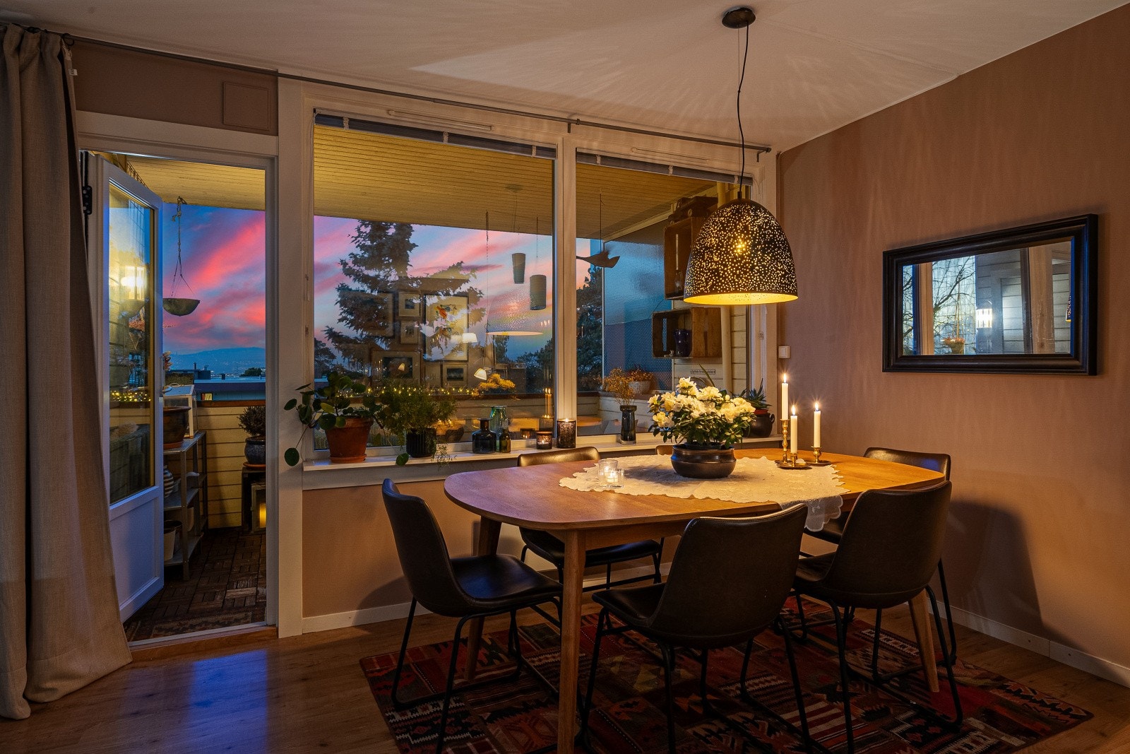 Fra stuen er det utgang til en flott vestvendt balkong på ca. 8 m² med fritt utsyn og gode solforhold! Galleribilde