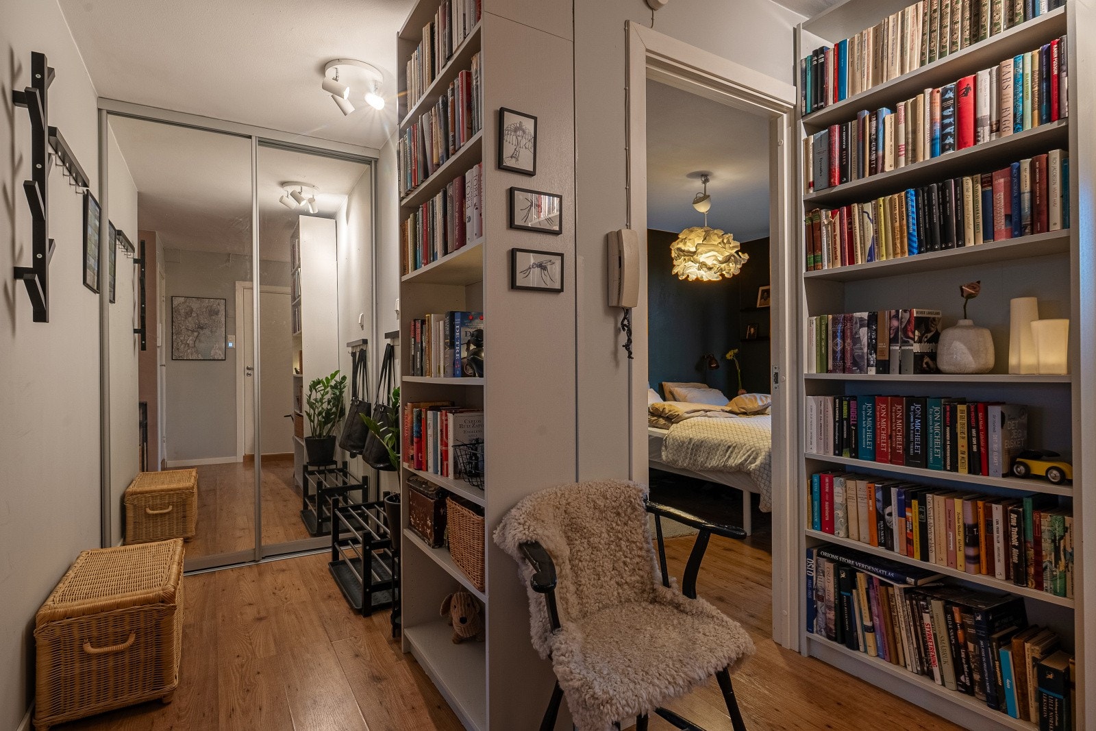 Du ønskes velkommen av en romslig entré. I entréen er det installert skyvedørsgardeobe og ellers plass for kommode, skoskap mm. Galleribilde