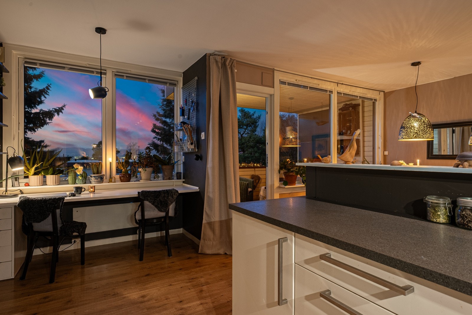 Det er laget til en praktisk arbeidsplass ved vinduet, dette er også en super plass å nyte måltider. Galleribilde