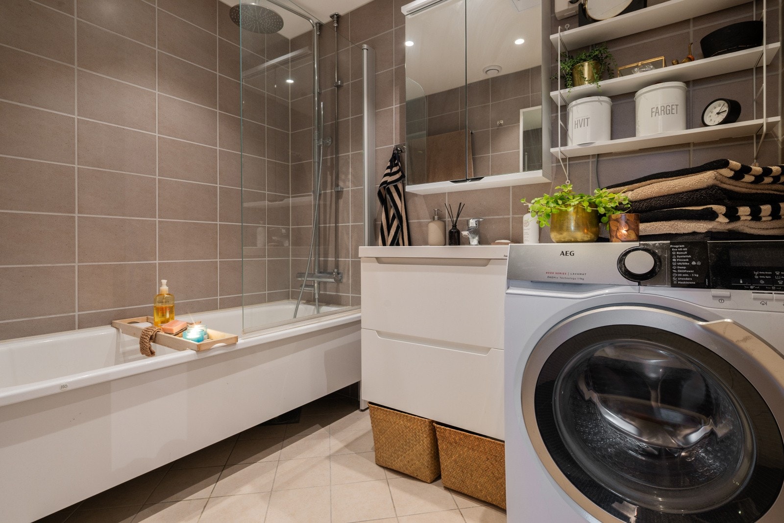 Moderne og delikat baderom fra 2021 som er pusset opp i regi av borettslaget. Det er termostatstyrte varmekabler på baderommet. Galleribilde