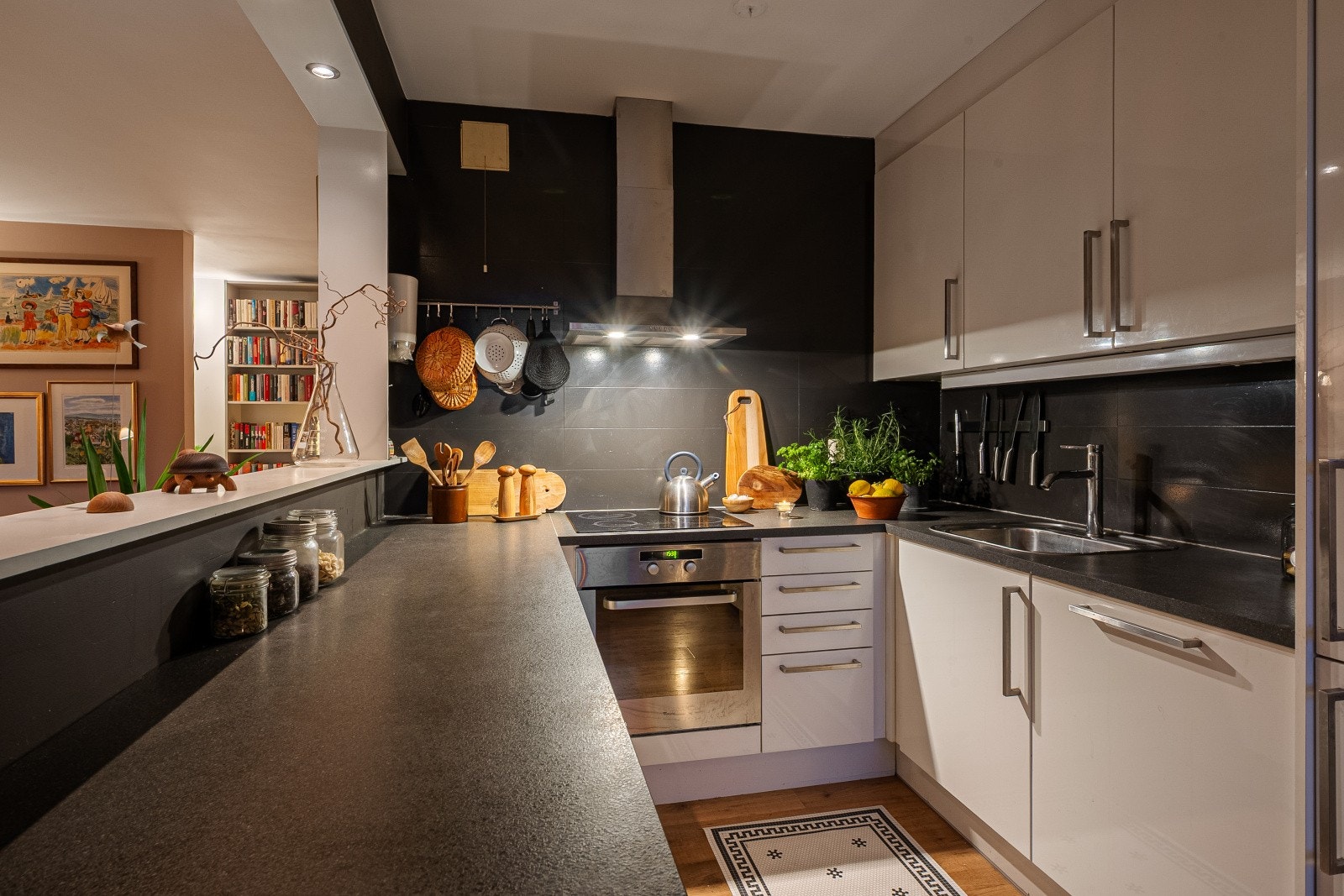 Kjøkkenet fra 2011 er i en åpen løsning med stuen og har en innredning med tidløse, glatte overflater og benkeplate i laminat. Galleribilde