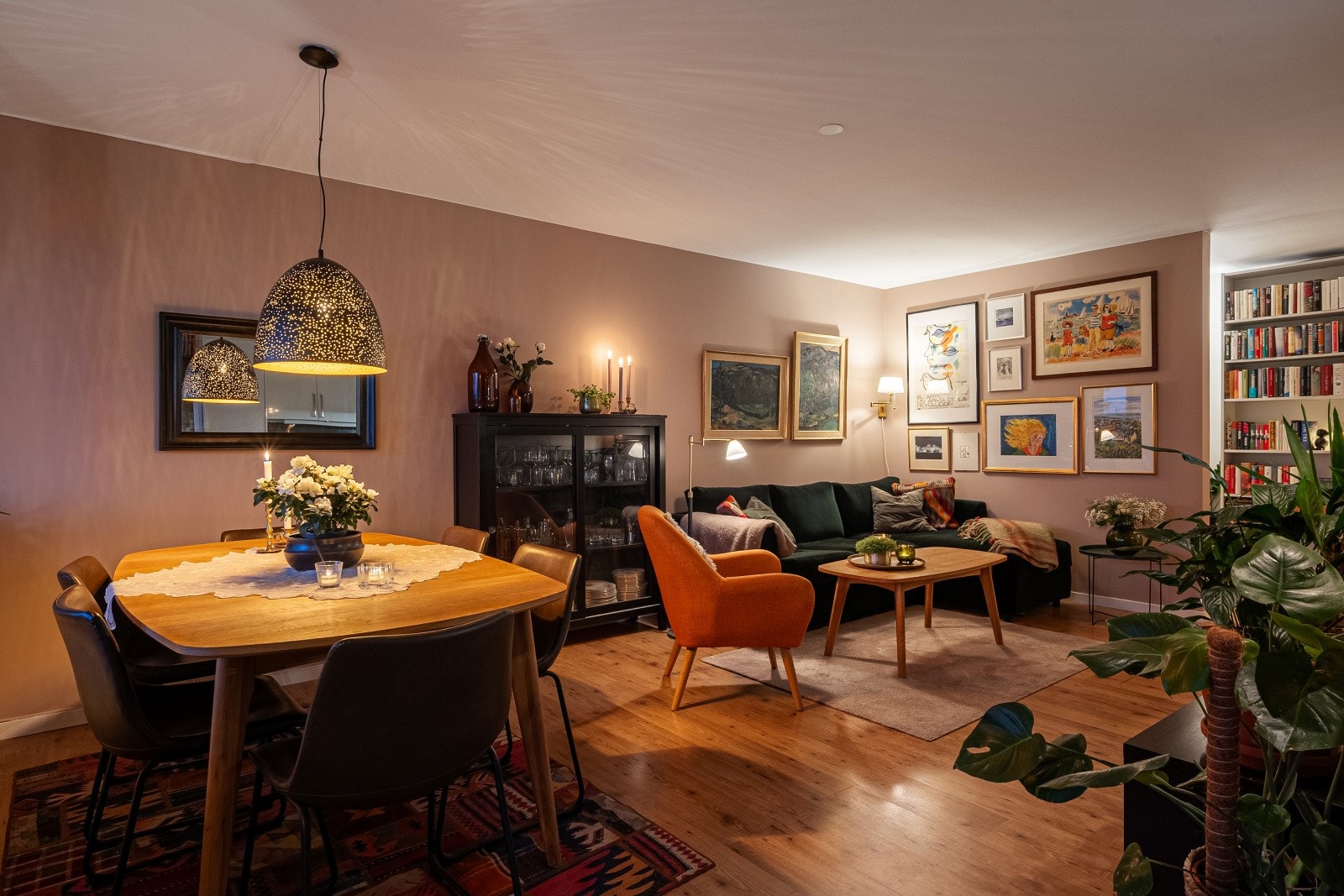 Fra entréen kommer du videre inn til en innbydende stue med flere gode møbleringsmuligheter. Galleribilde