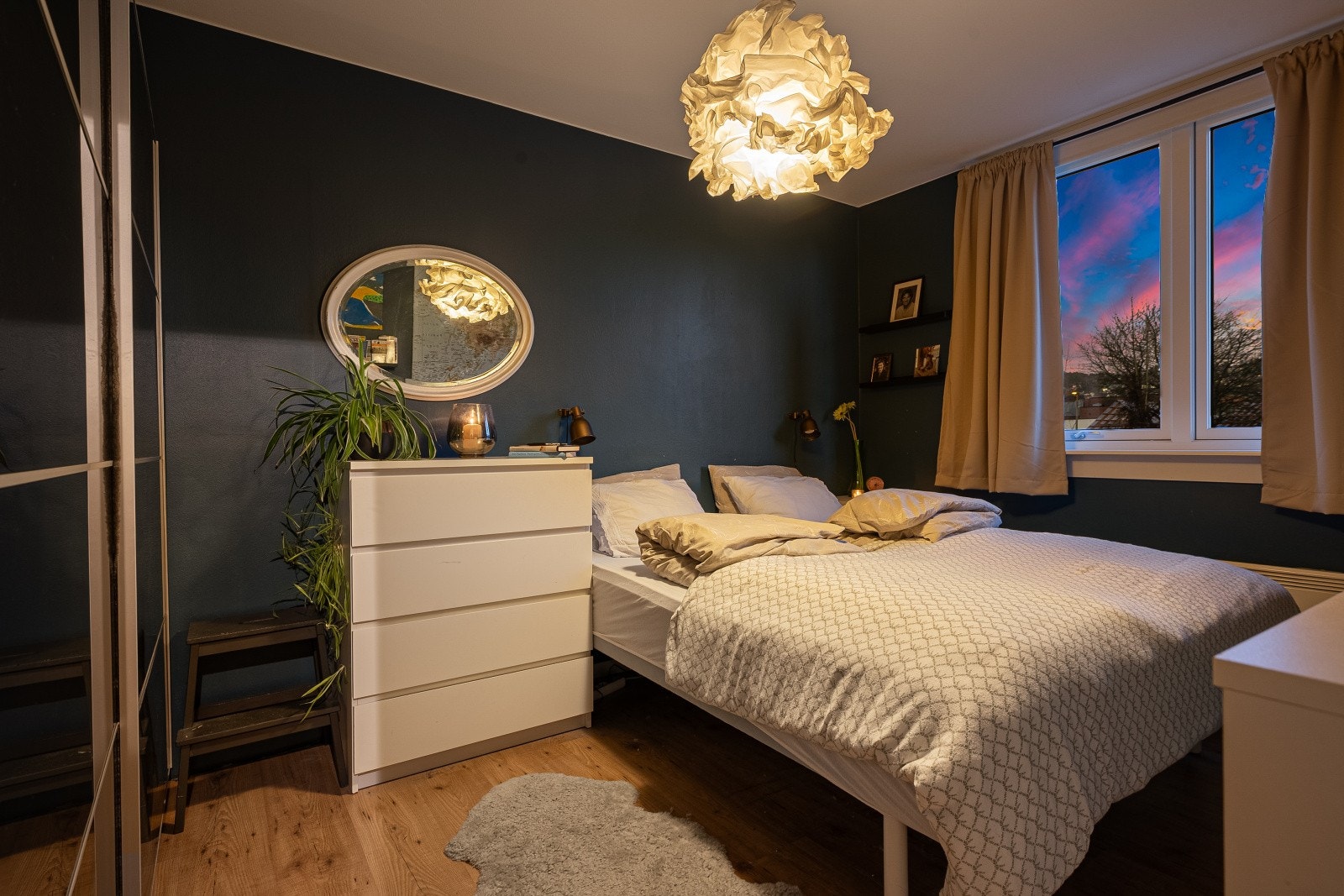 Leiligheten har totalt to soverom. Hovedsoverommet har medfølgende stor skyvedørsgarderobe. Galleribilde