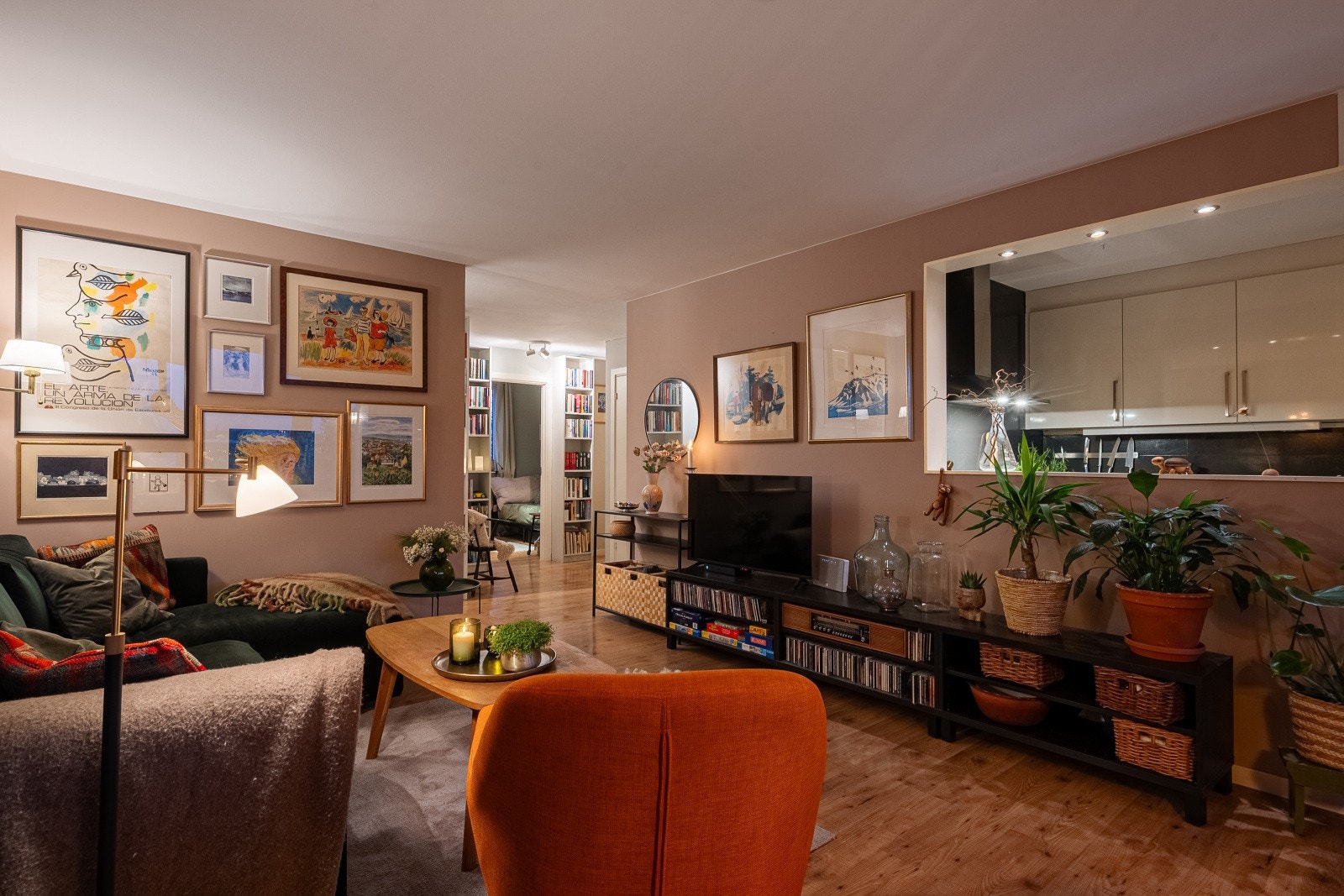 Her er det god plass til både sofagruppe, spisestue og annet ønskelig møblement. Galleribilde