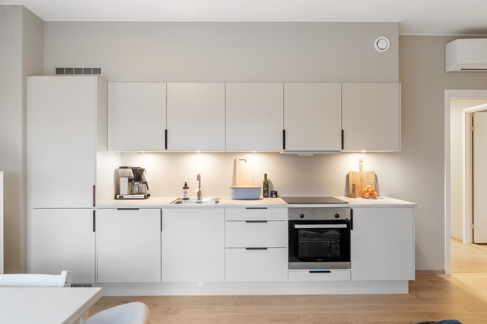 Kjøkken med alle hvitevarer Galleribilde